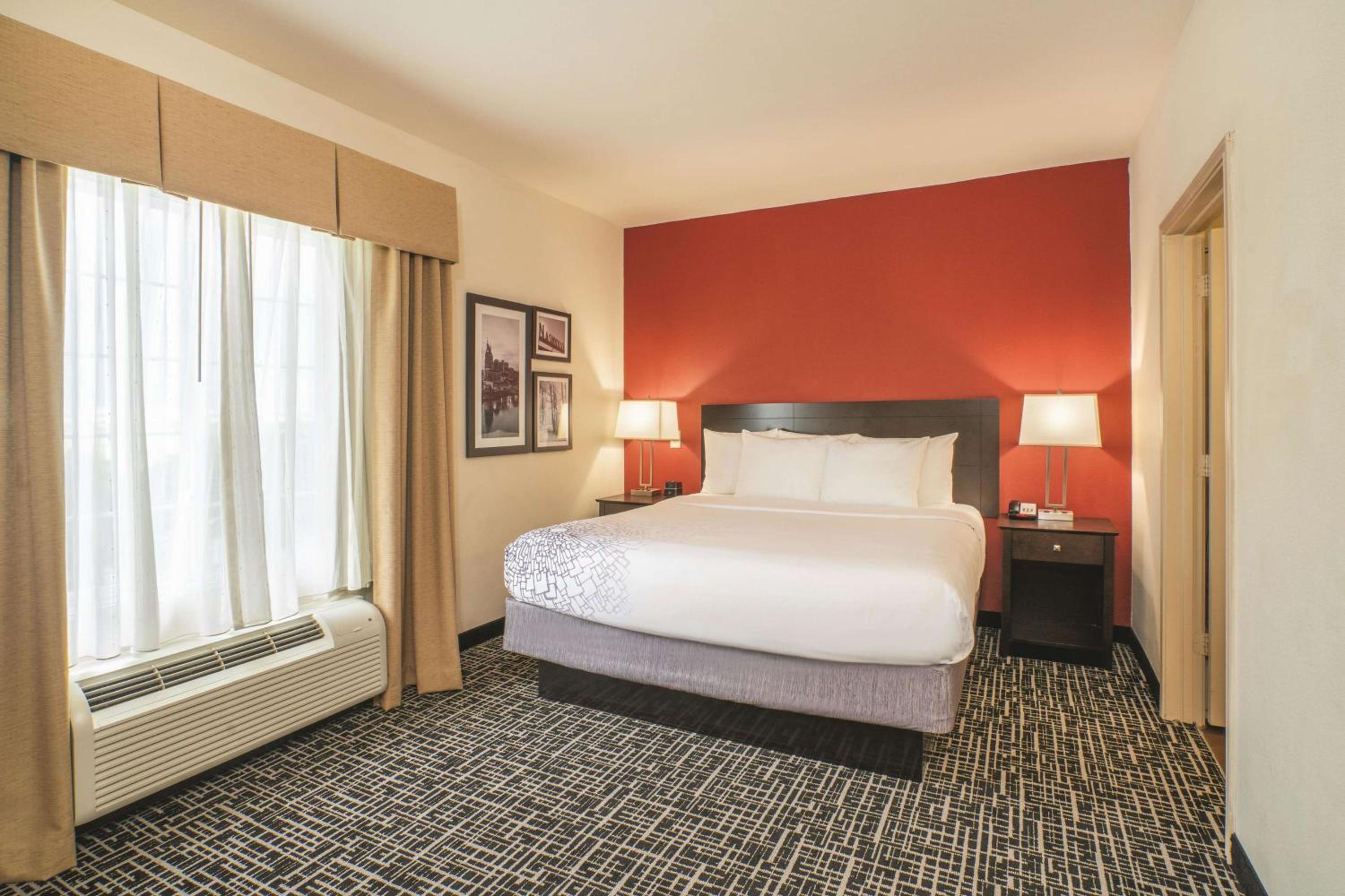 One-Bedroom King Suite - Non-Smoking - Photo 2