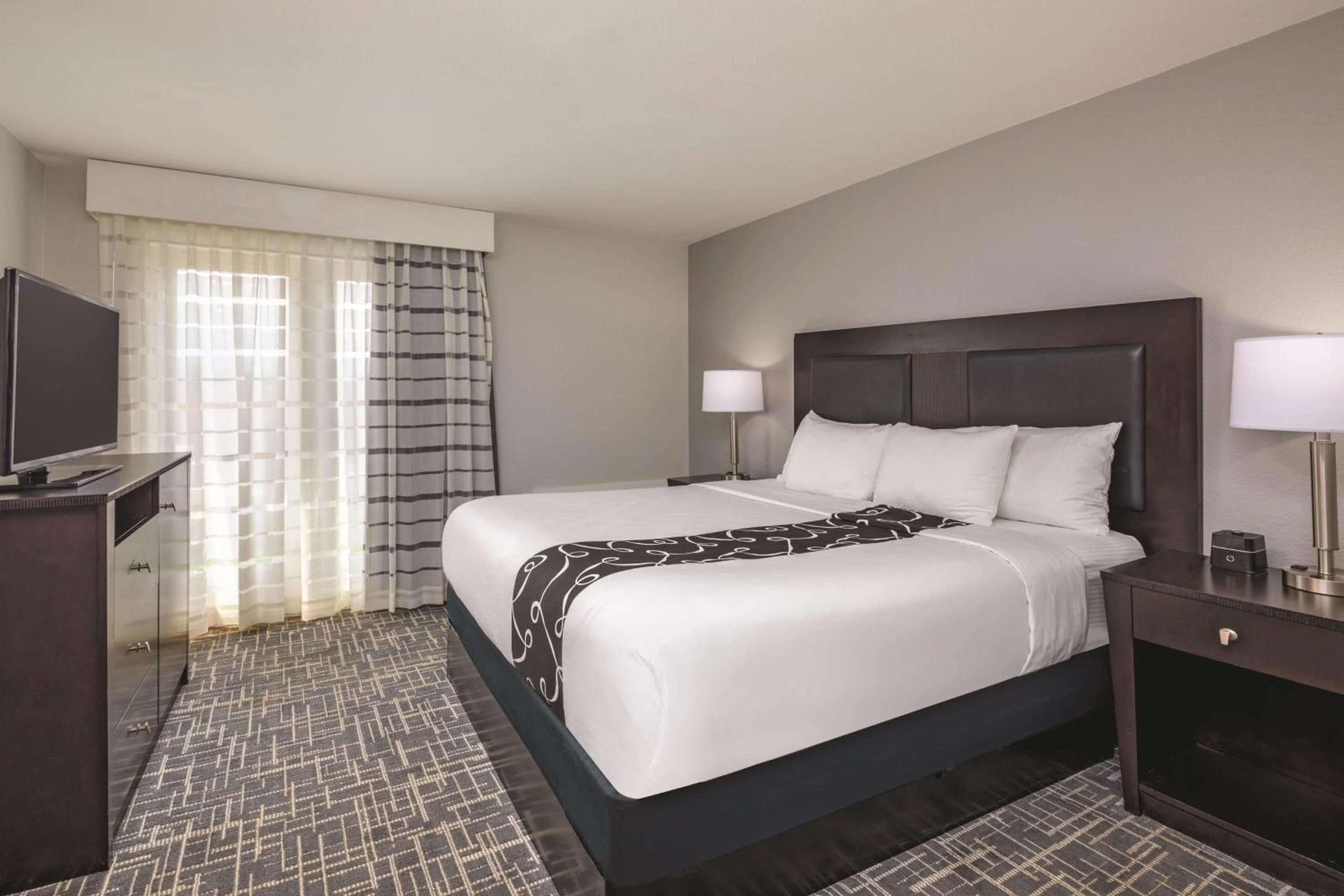One-Bedroom King Suite - Non-Smoking - Photo 3