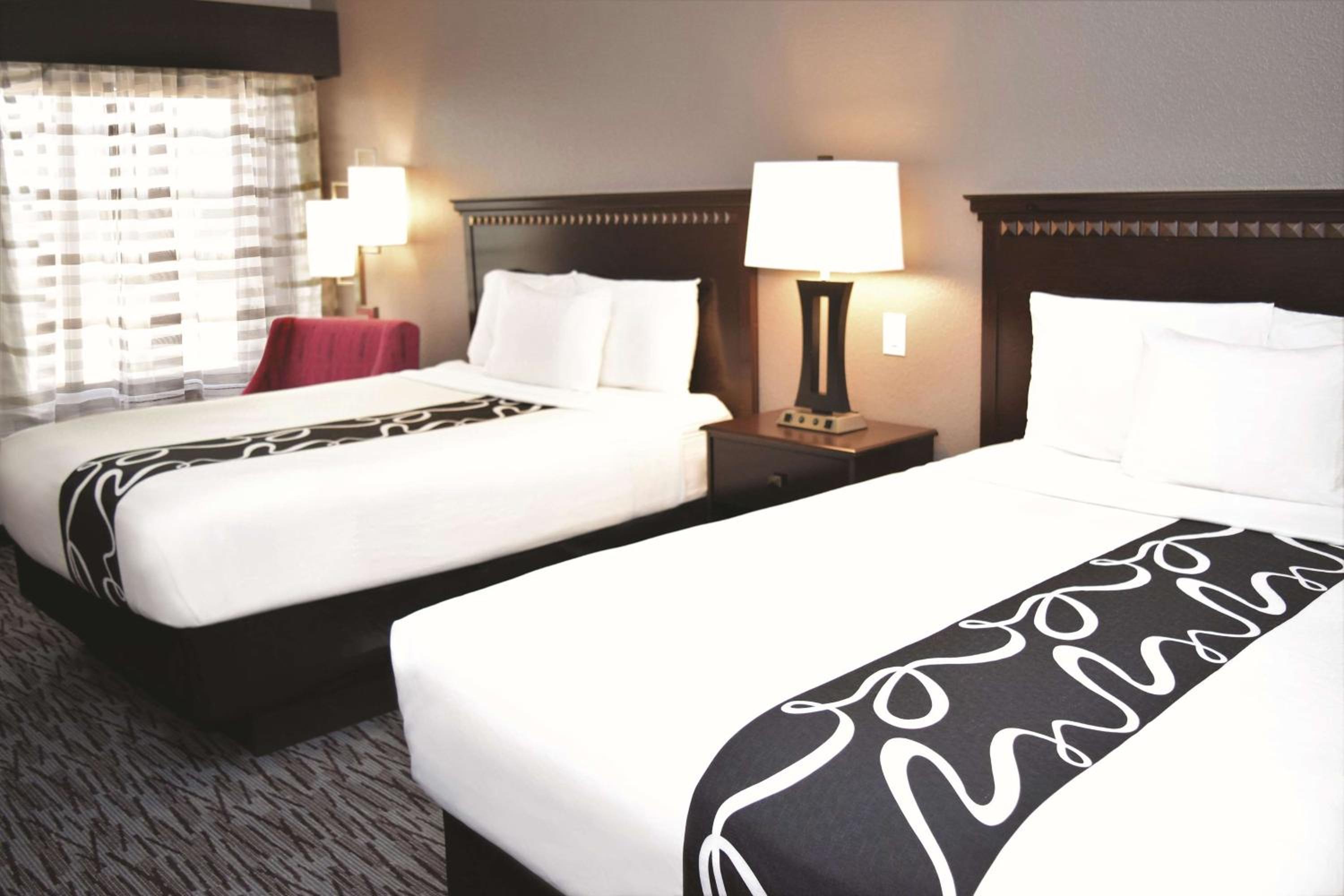Queen Room with Two Queen Beds - Photo 4
