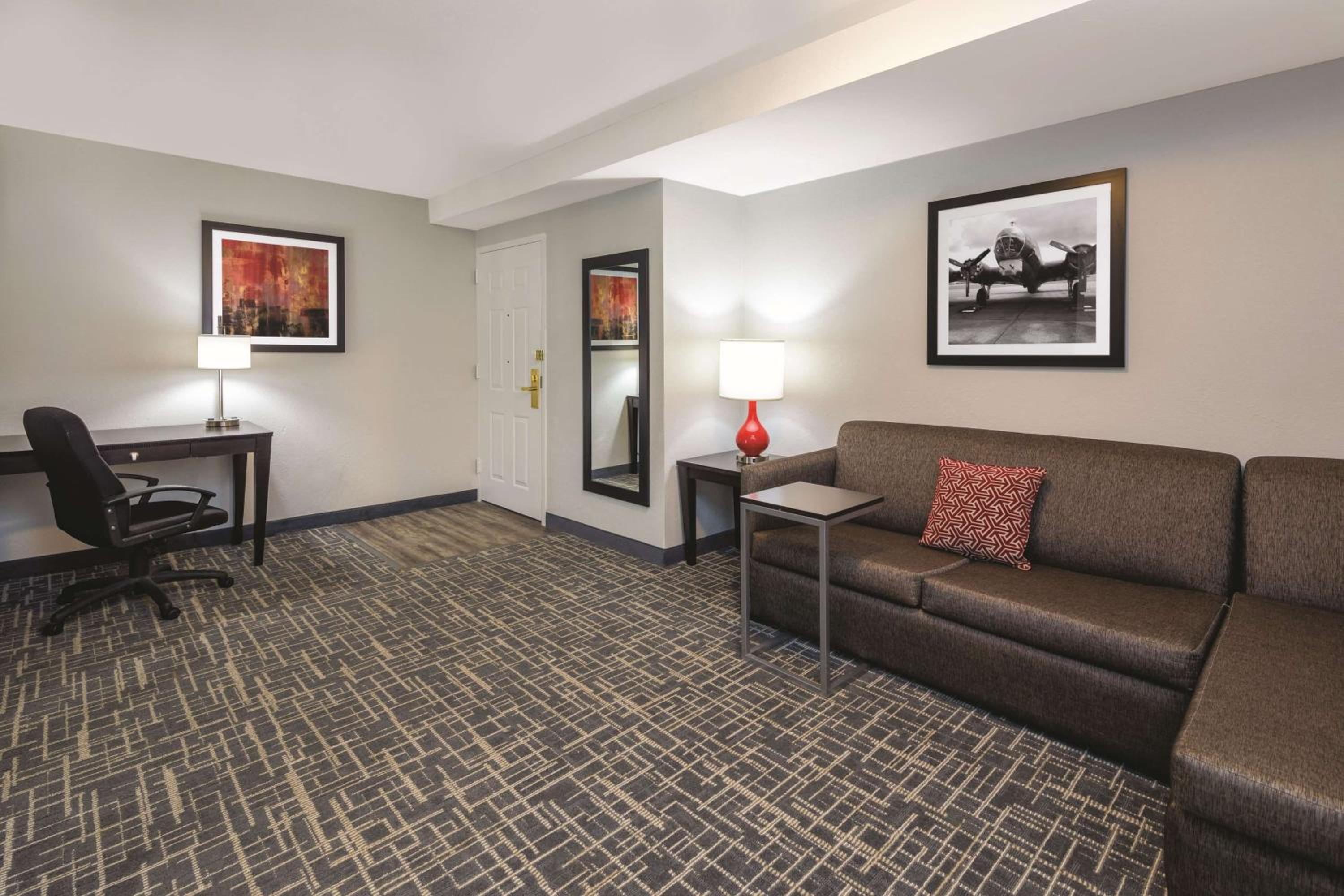 Queen Studio Suite with Roll-In Shower - Mobility/Hearing Accessible - Non-Smoking - Photo 3