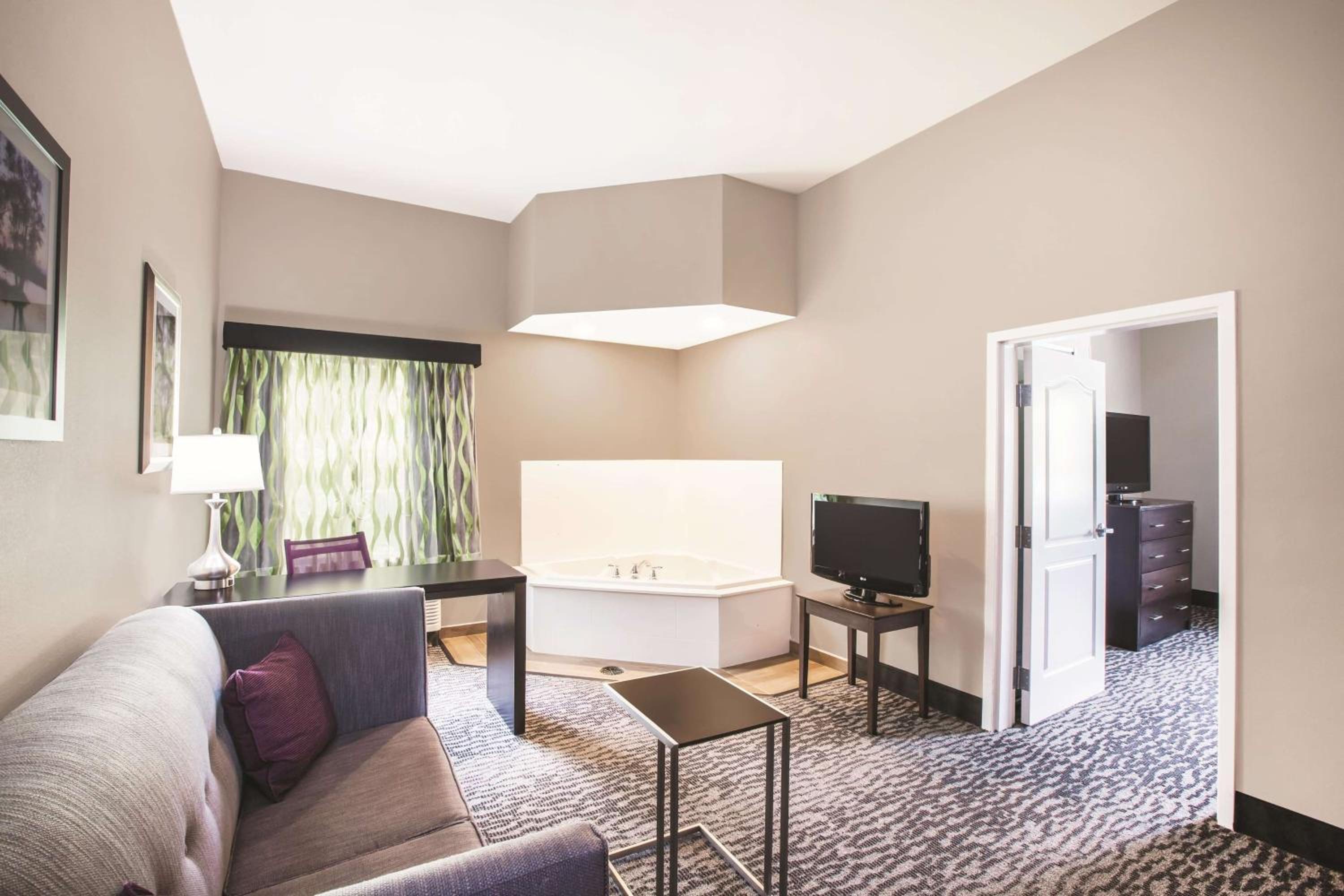One-Bedroom Deluxe King Suite - Non-Smoking