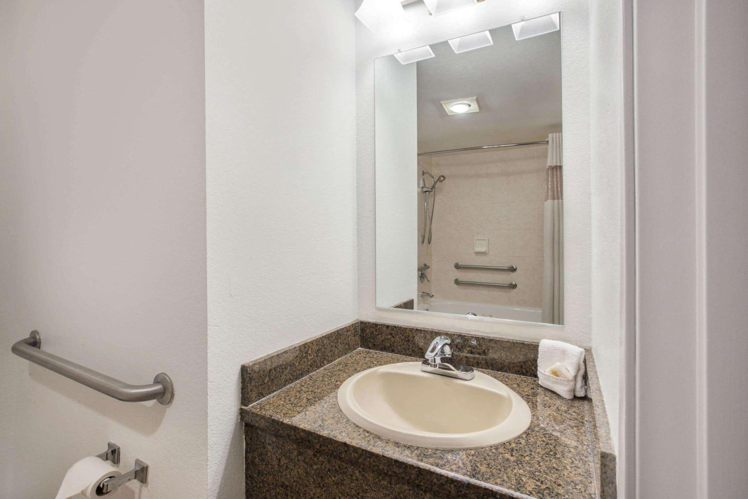 Queen Room - Mobility Access/Non-Smoking - Photo 2
