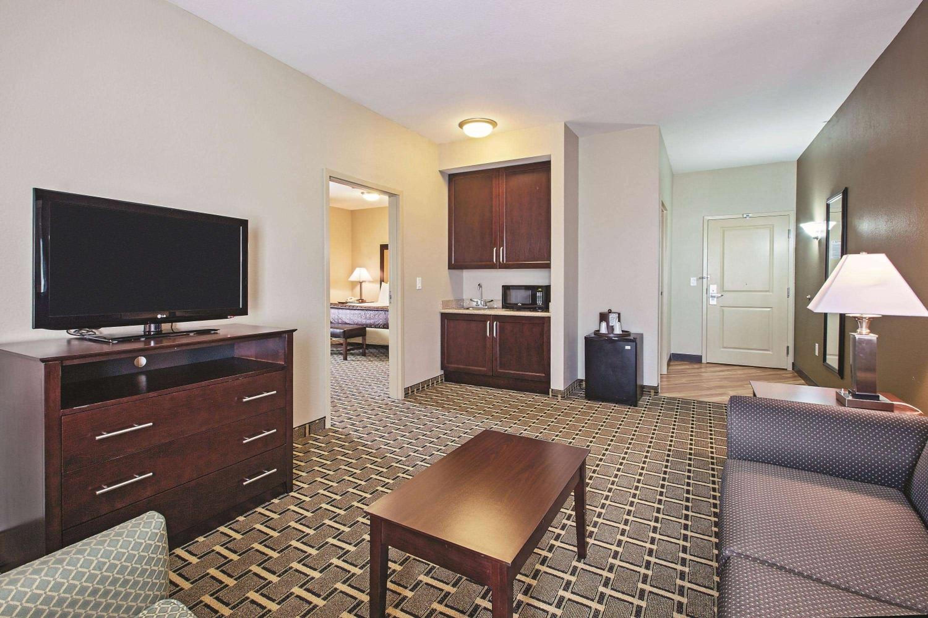 Deluxe One-Bedroom King Suite - Mobility Access/Non-Smoking - Photo 1