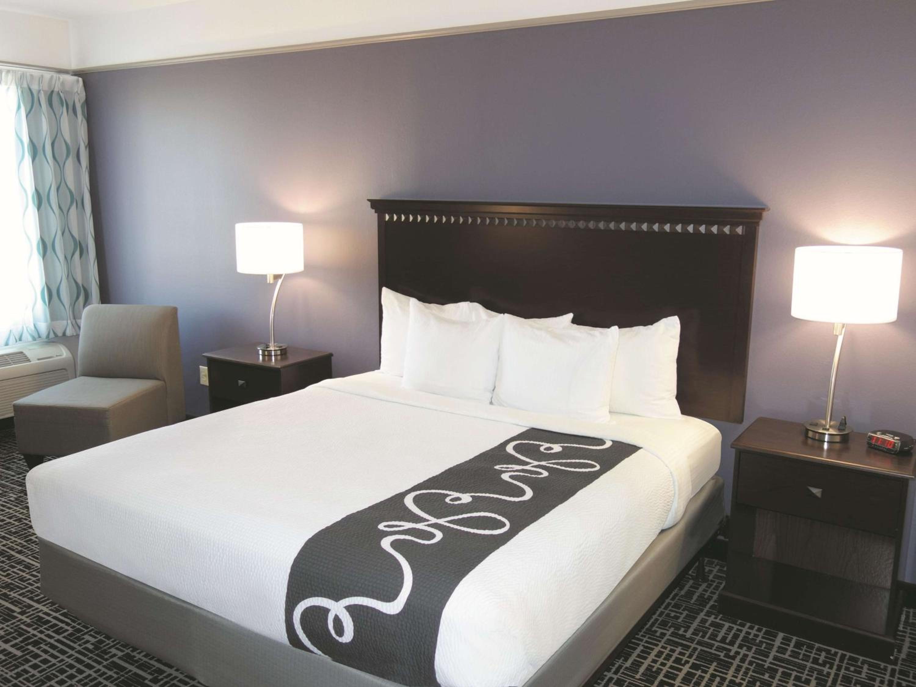 Deluxe King Room - Non-Smoking - Photo 2
