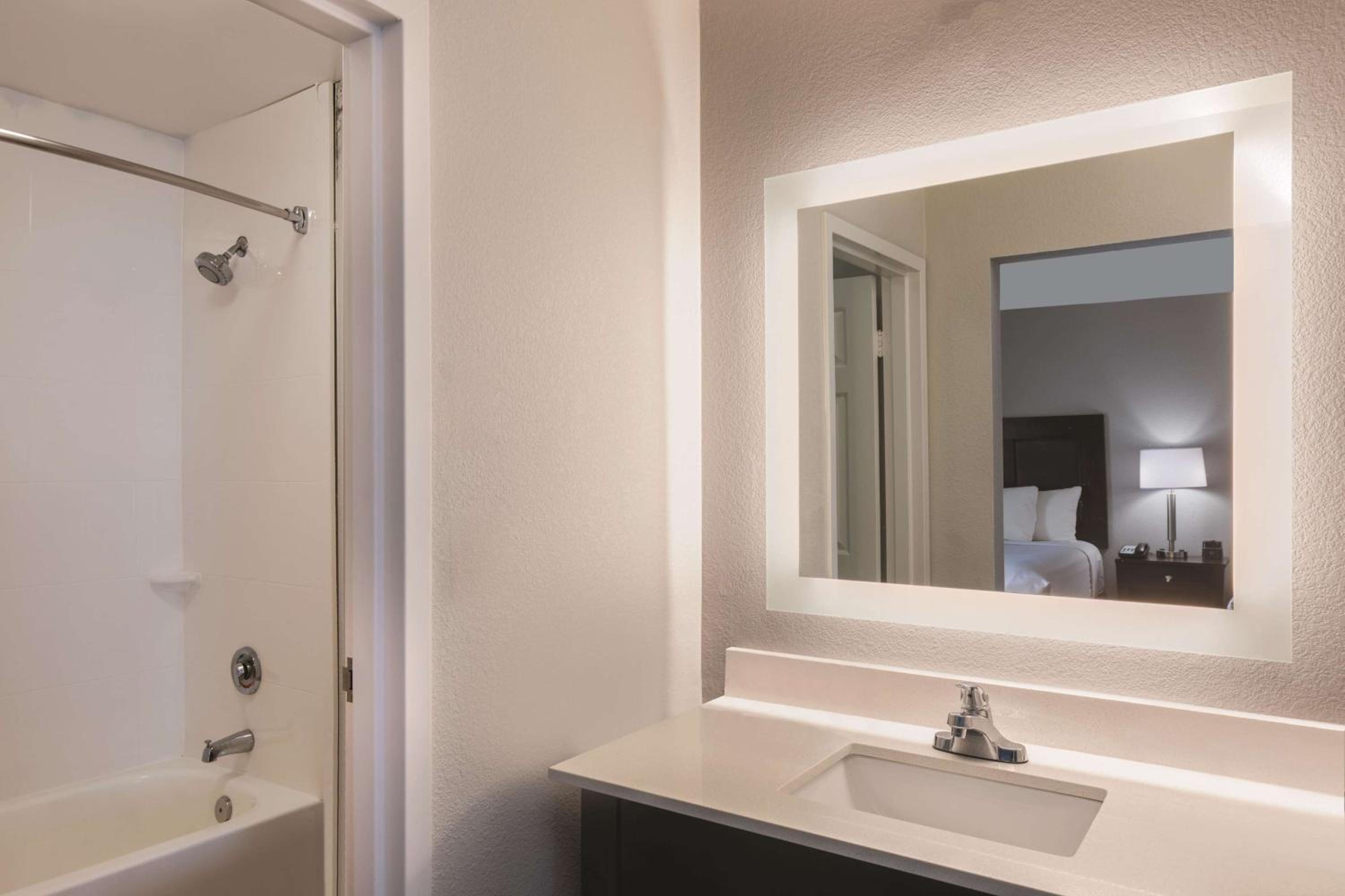 Studio Suite with Two Double Beds - Non-Smoking - Photo 3