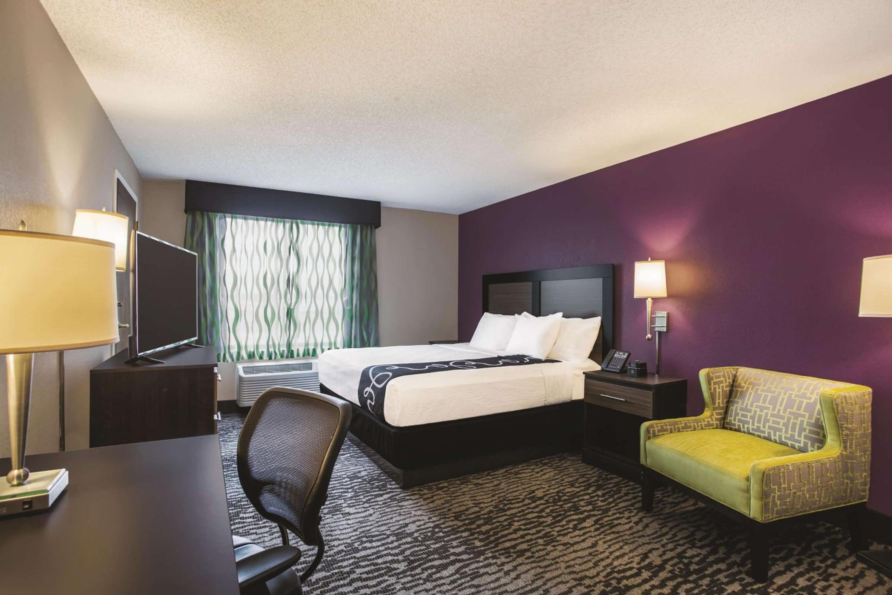 King Room - Non-Smoking photo 2
