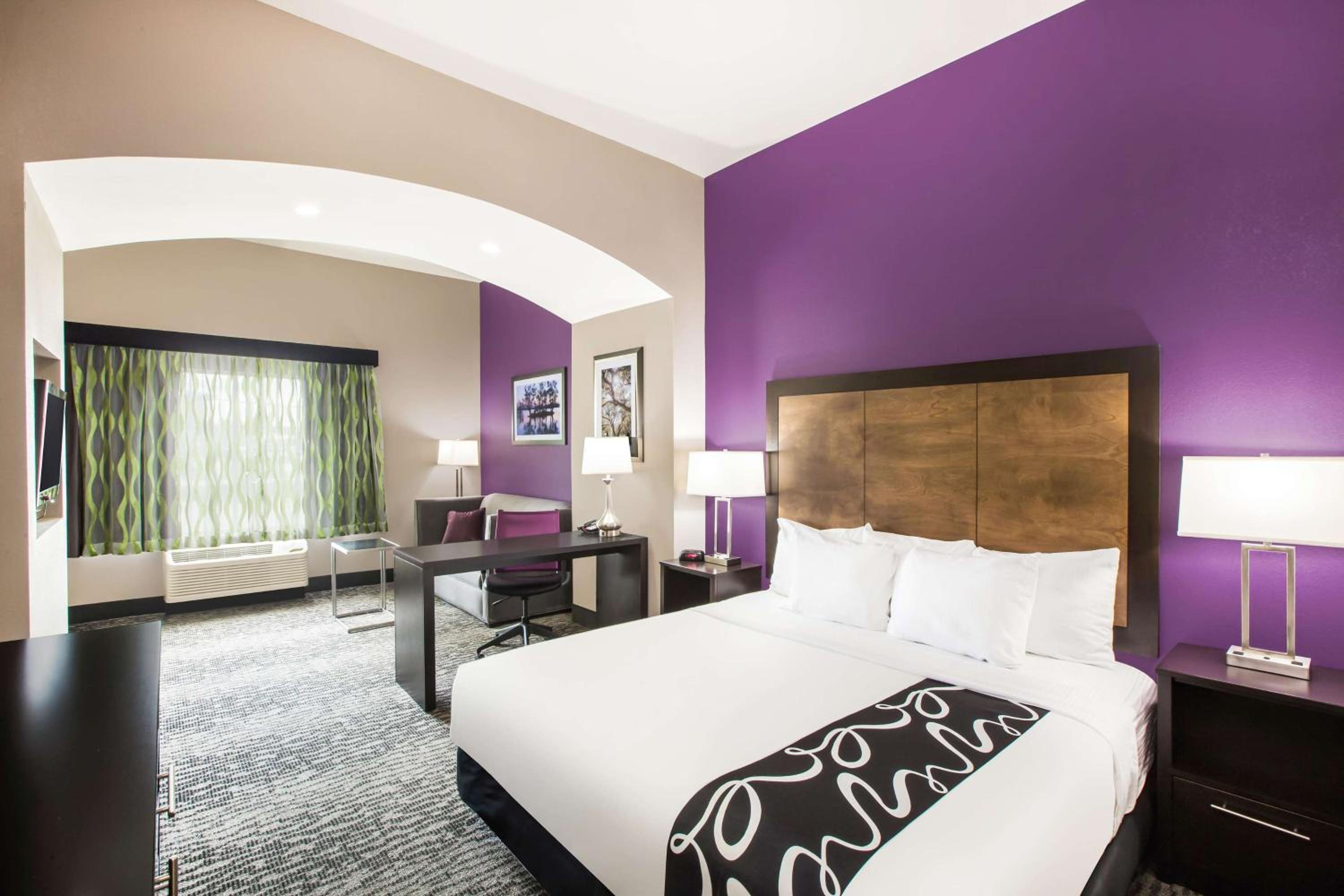 Deluxe King Room with Mobility/Hearing Impaired Access - Non-Smoking