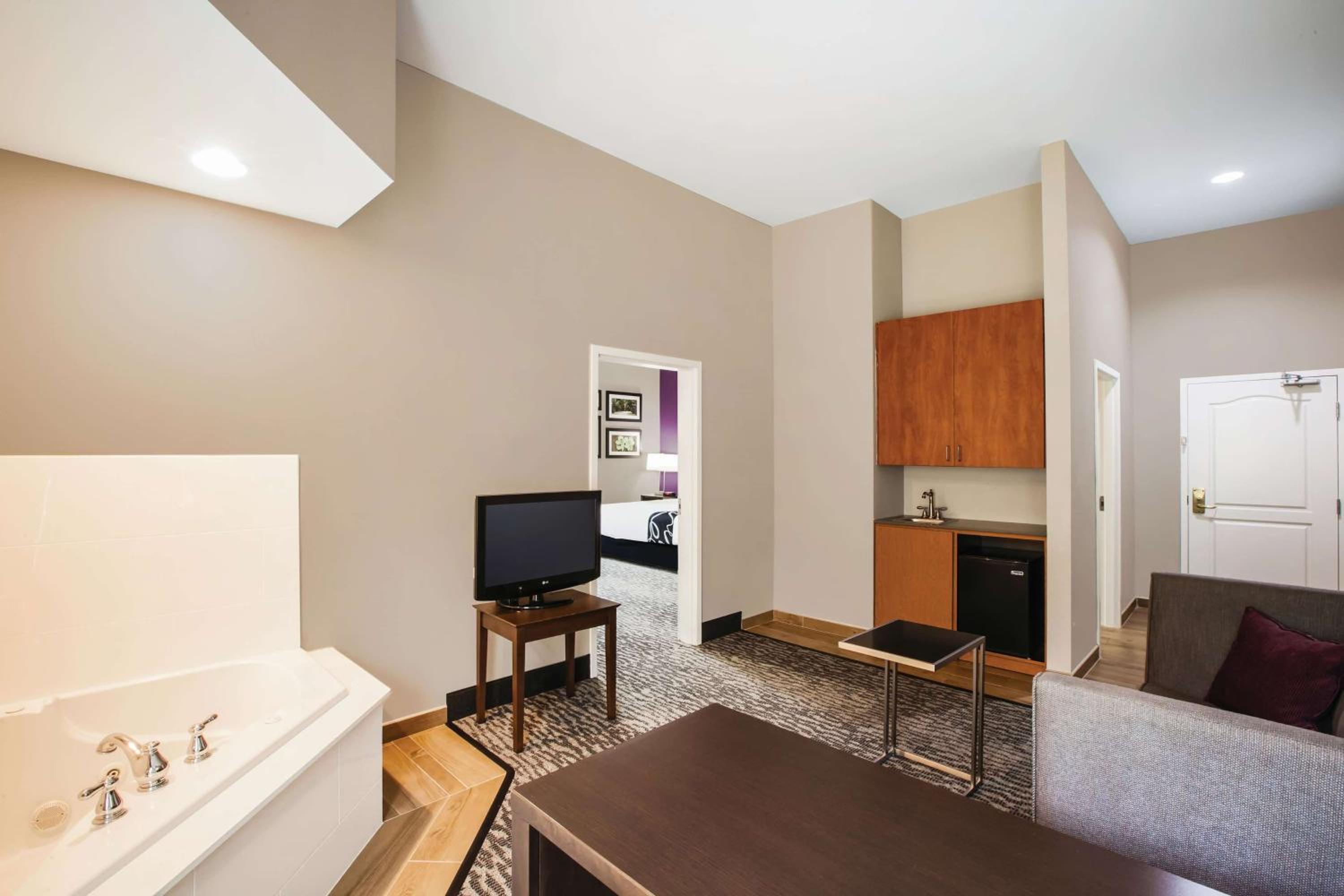 One-Bedroom Deluxe King Suite - Non-Smoking photo 2