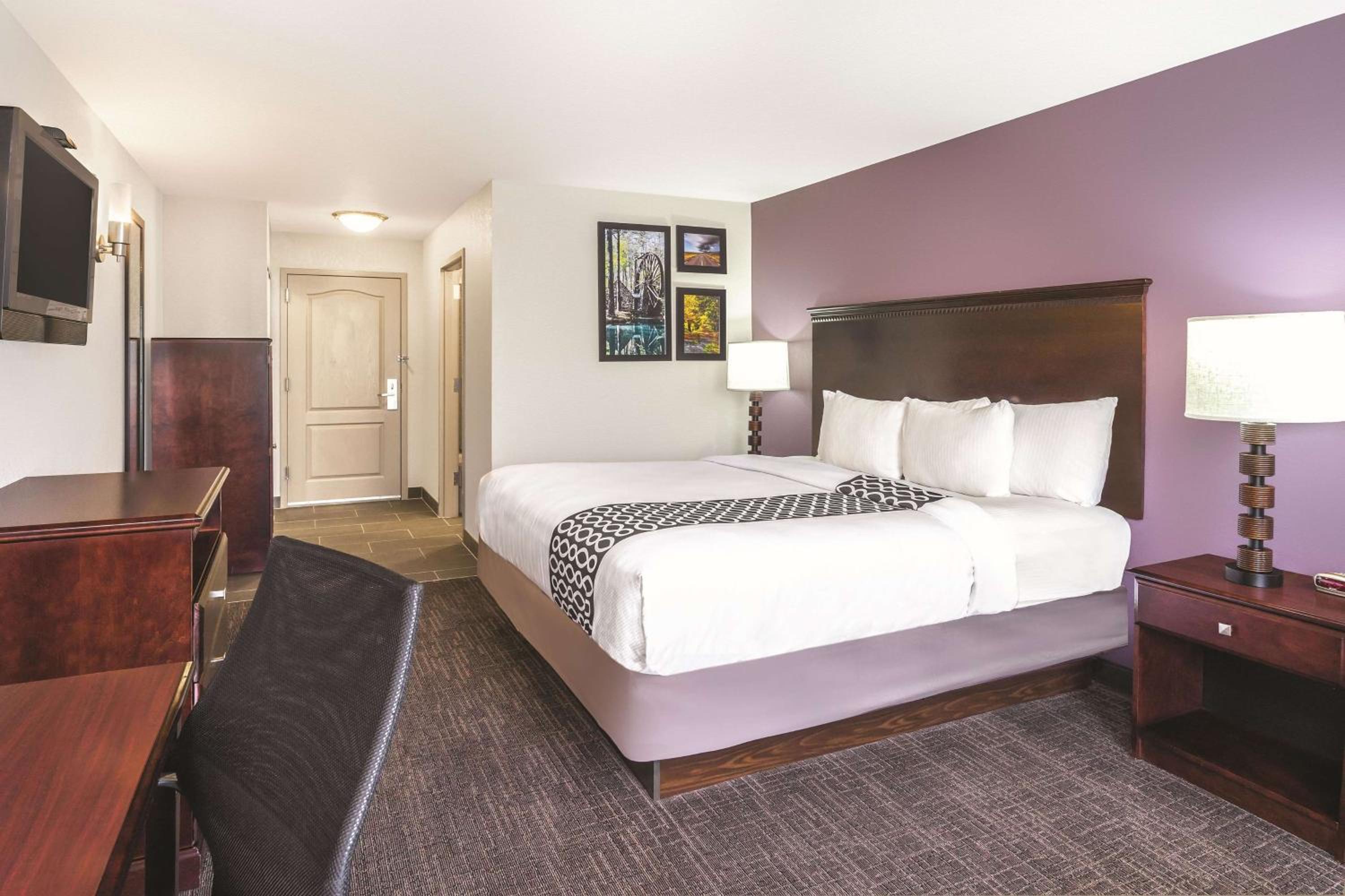 Deluxe King Room - Photo 3