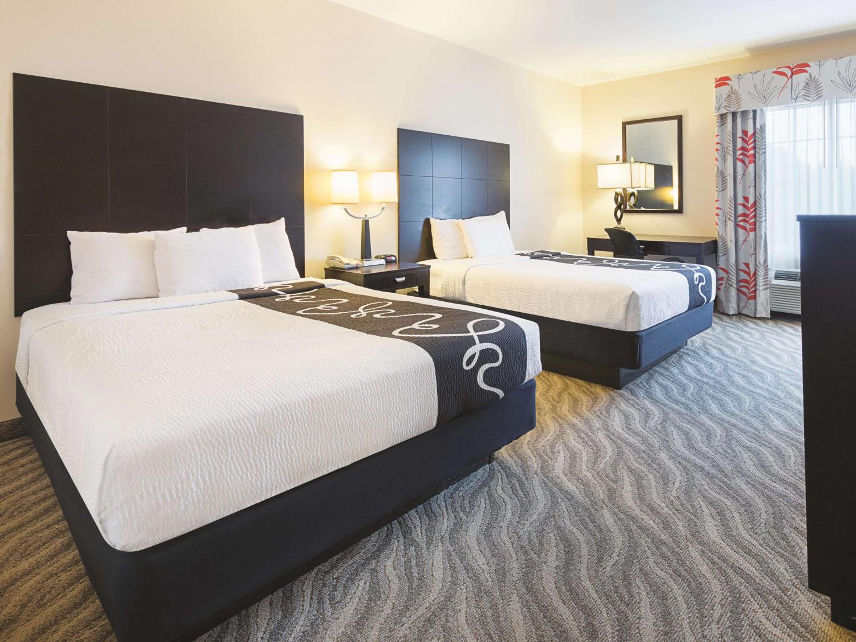 Deluxe Queen Room with Two Queen Beds - Photo 3