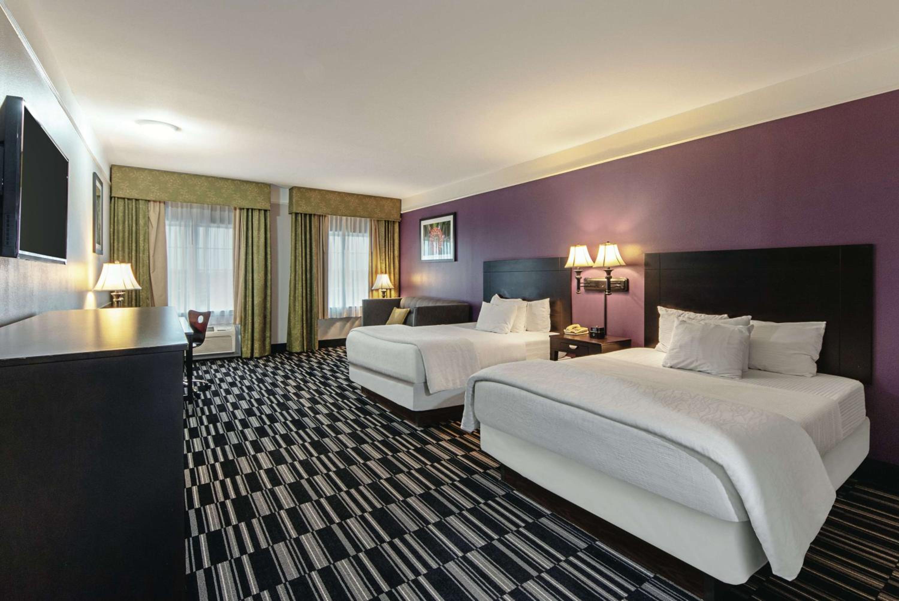 Queen Room with Two Queen Beds - Photo 5