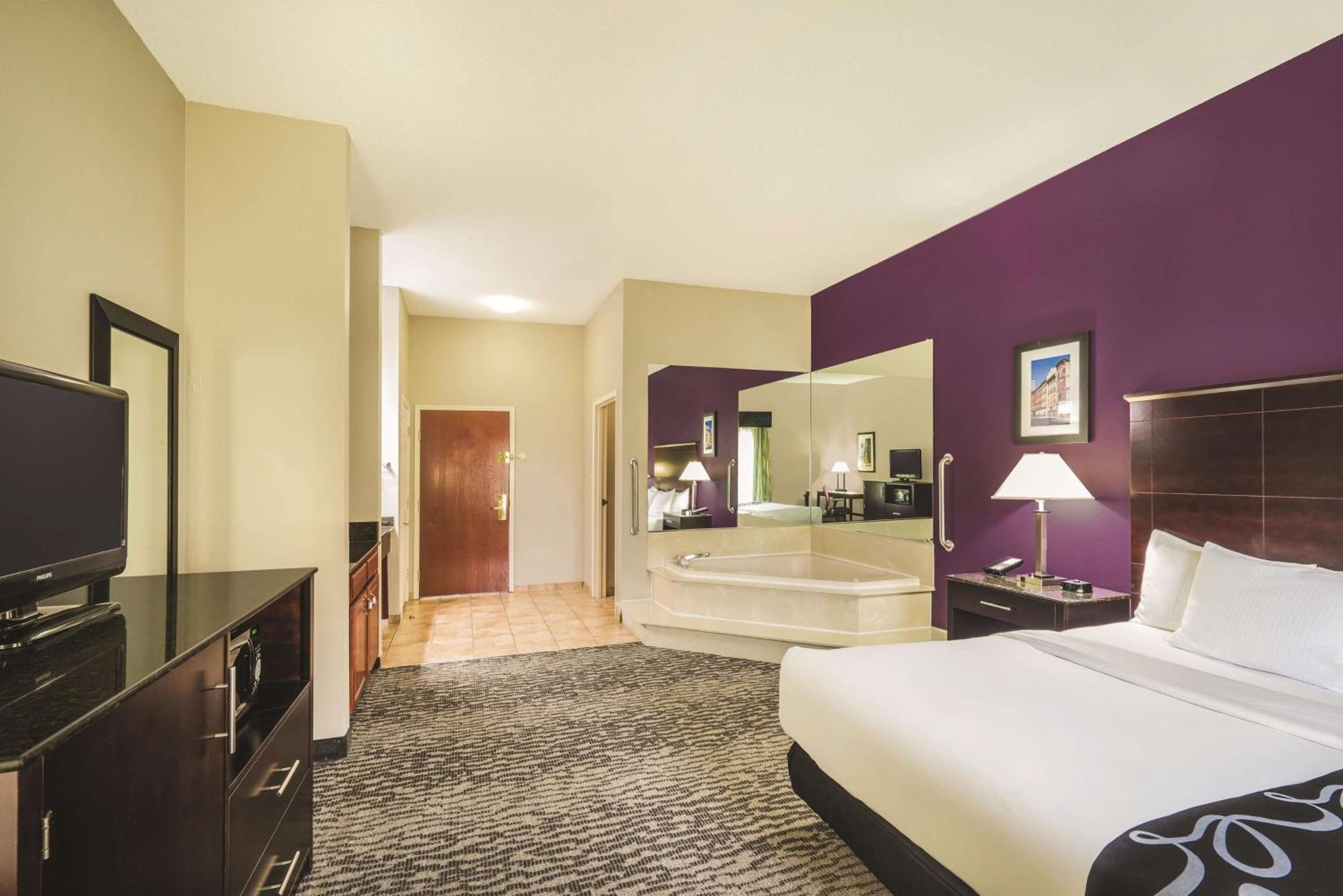 King Studio Suite - Non-Smoking - Photo 3