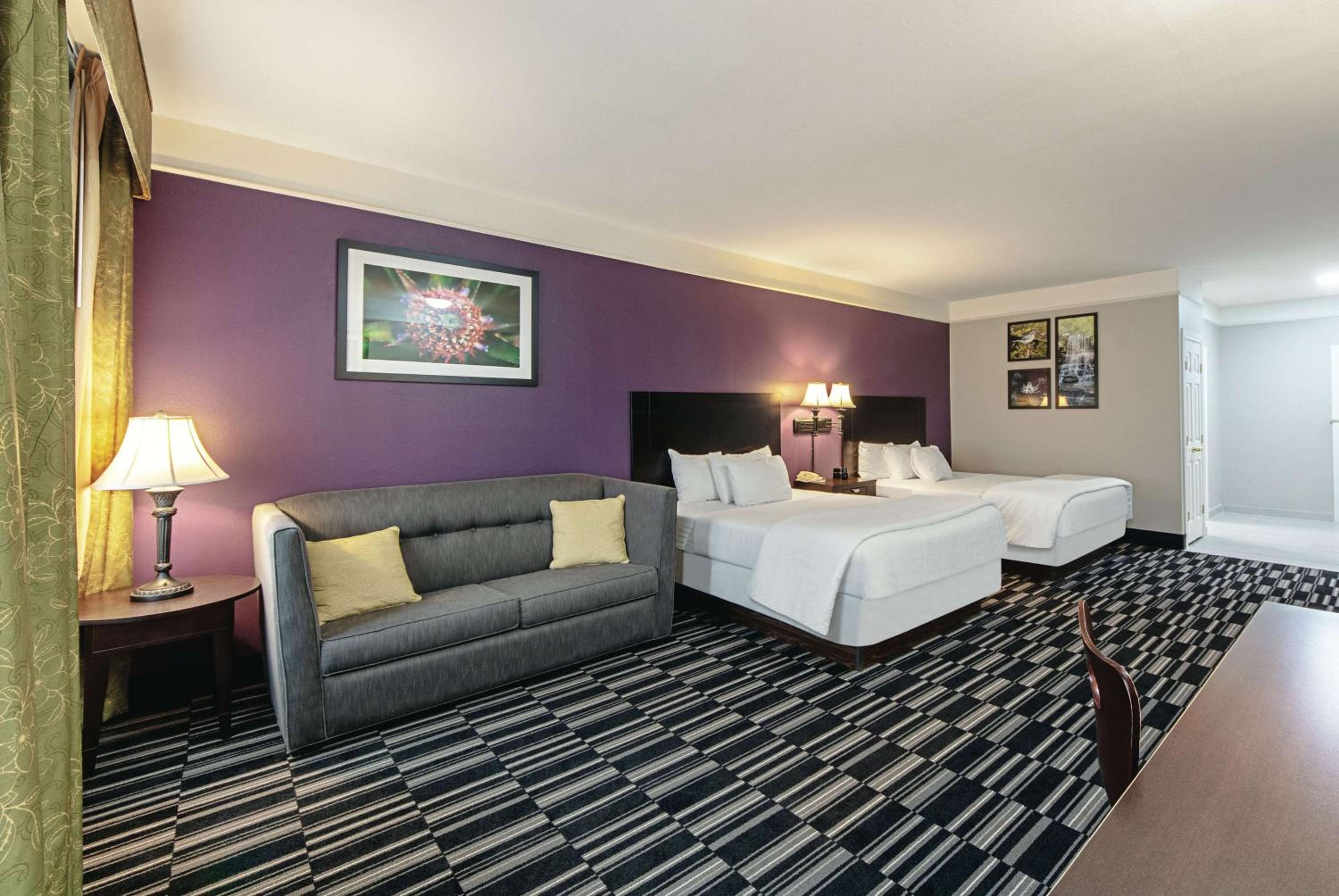 Queen Room with Two Queen Beds - Photo 2