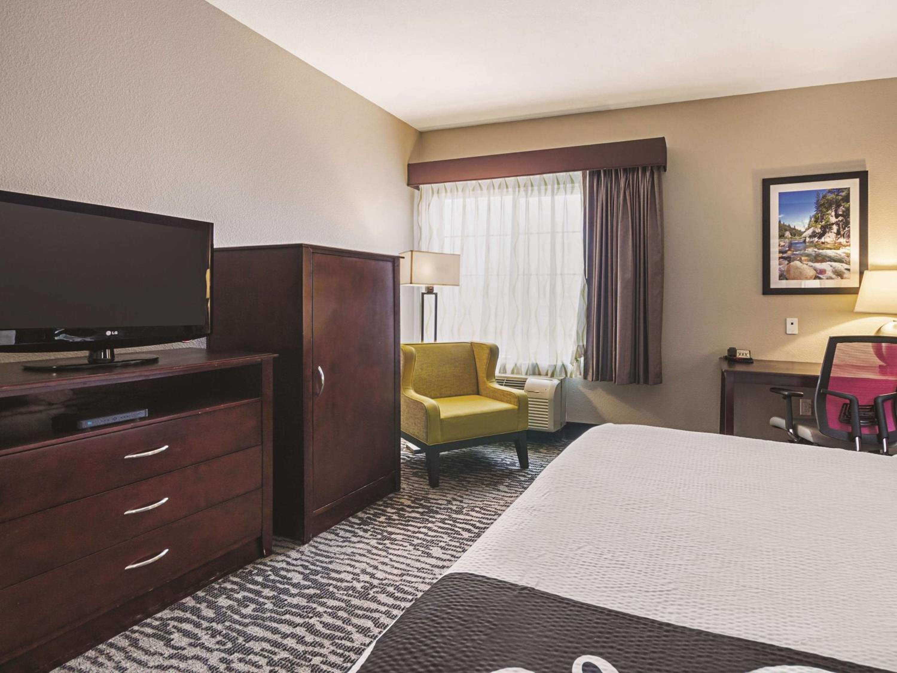 King Room with Roll-In Shower - Mobility/Hearing Accessible - Non-Smoking - Photo 2