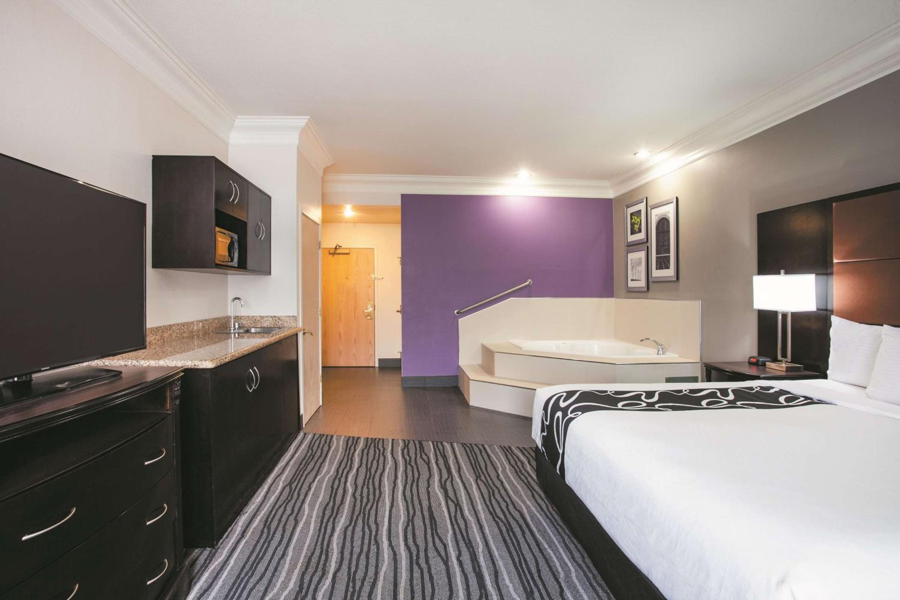 Deluxe King Studio Suite with Jetted Tub - Non-Smoking - Photo 2