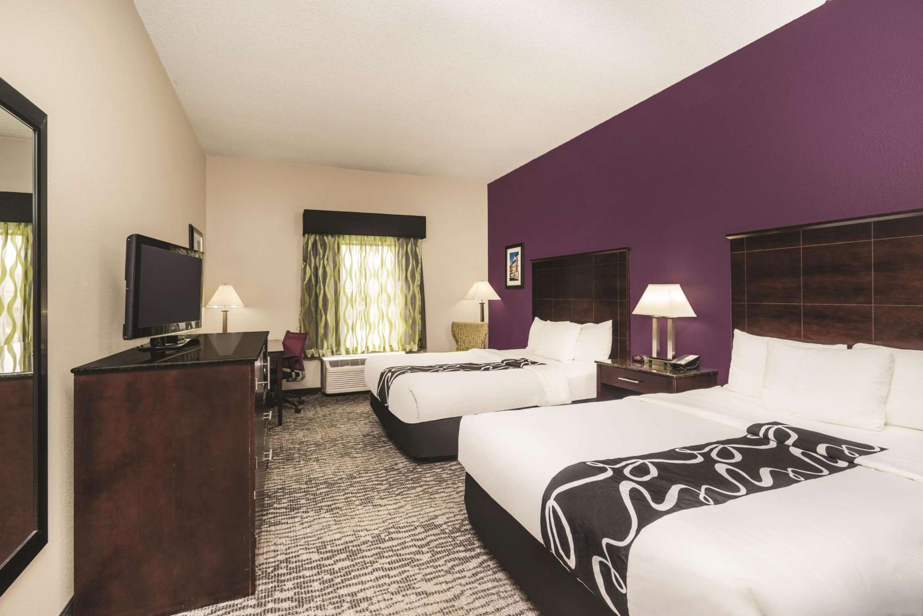 Queen Room with Two Queen Beds - Mobility Access/Non-Smoking - Photo 3