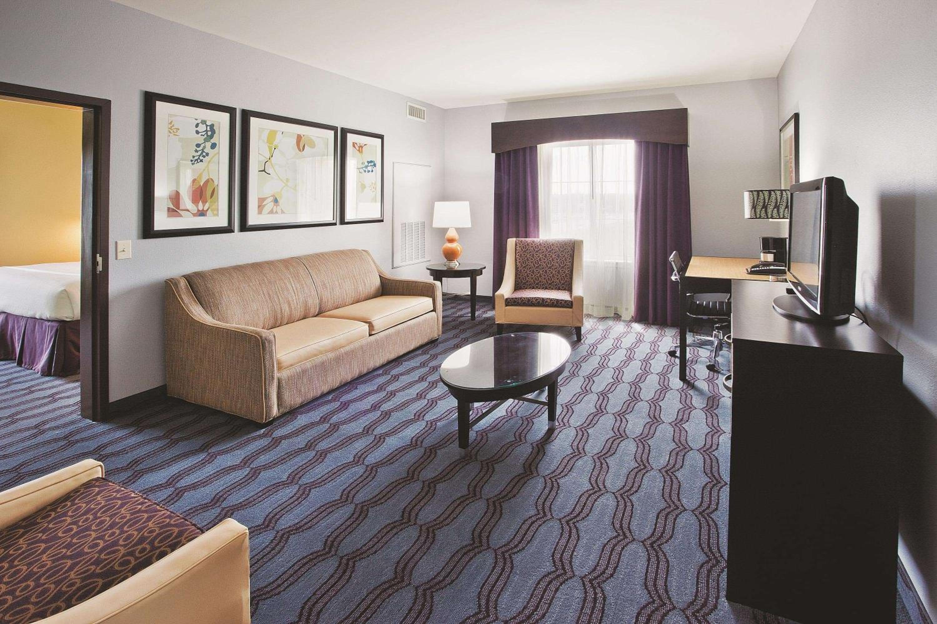 One-Bedroom King Suite - Non-Smoking - Photo 4