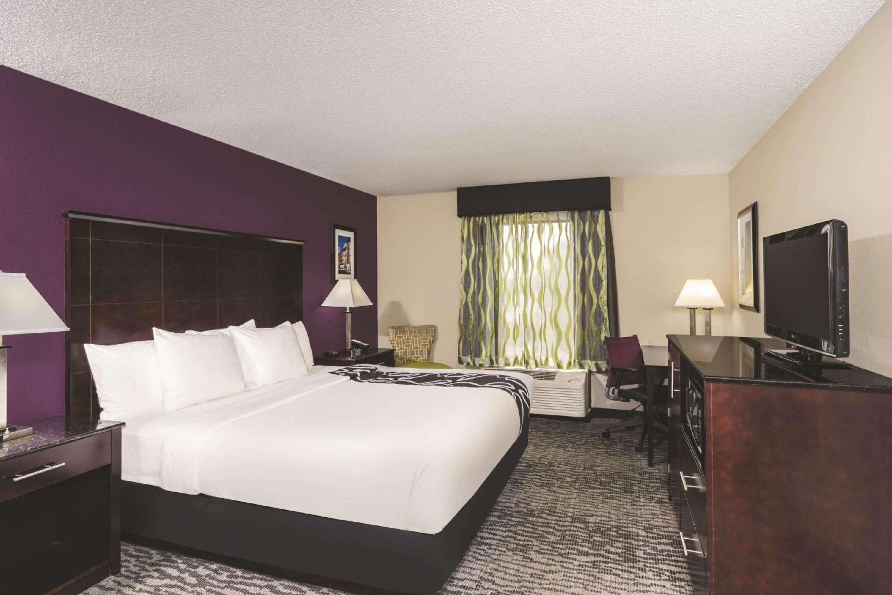 King Bed Room - Photo 2
