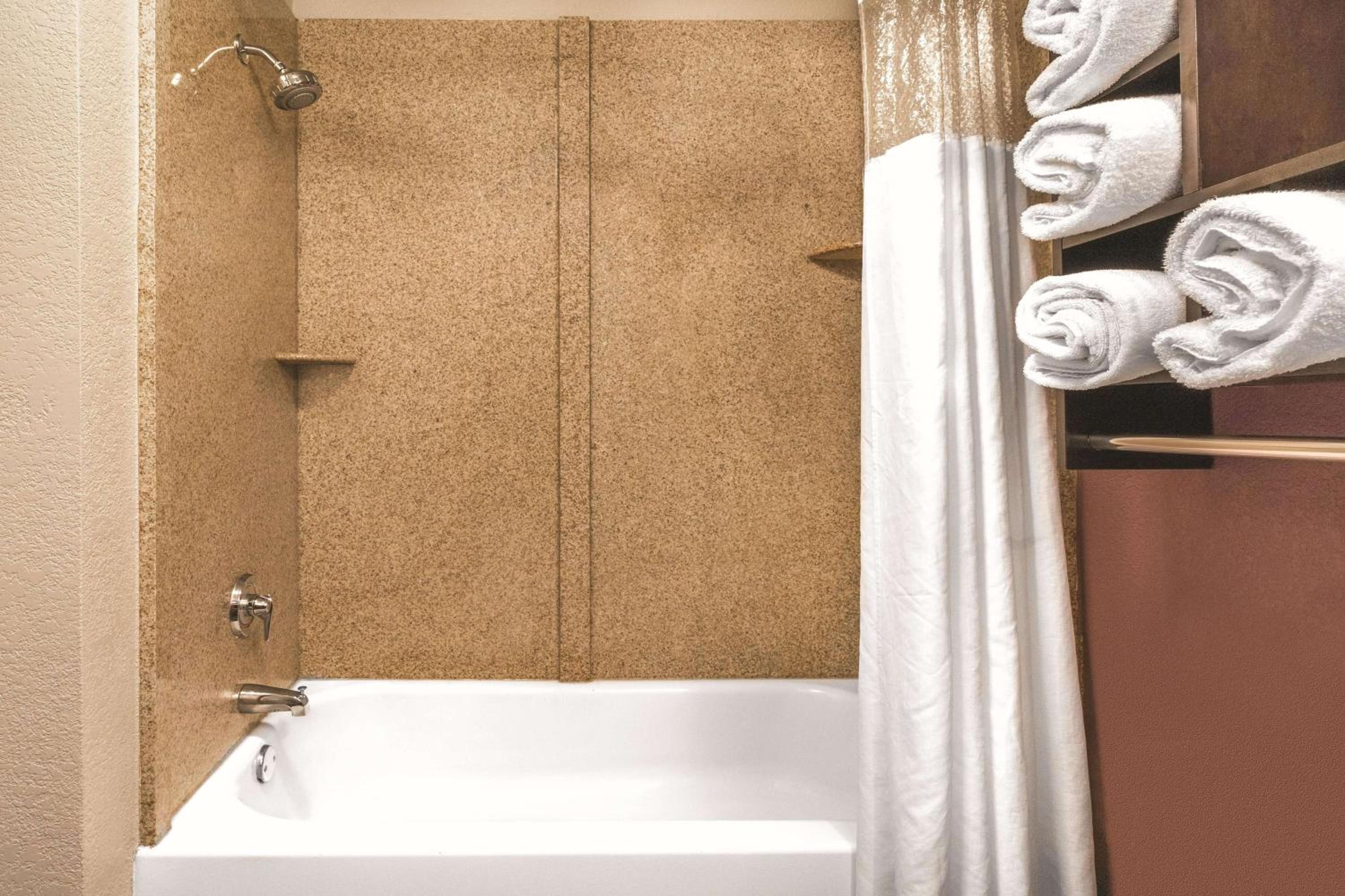 Deluxe King Room - Photo 2