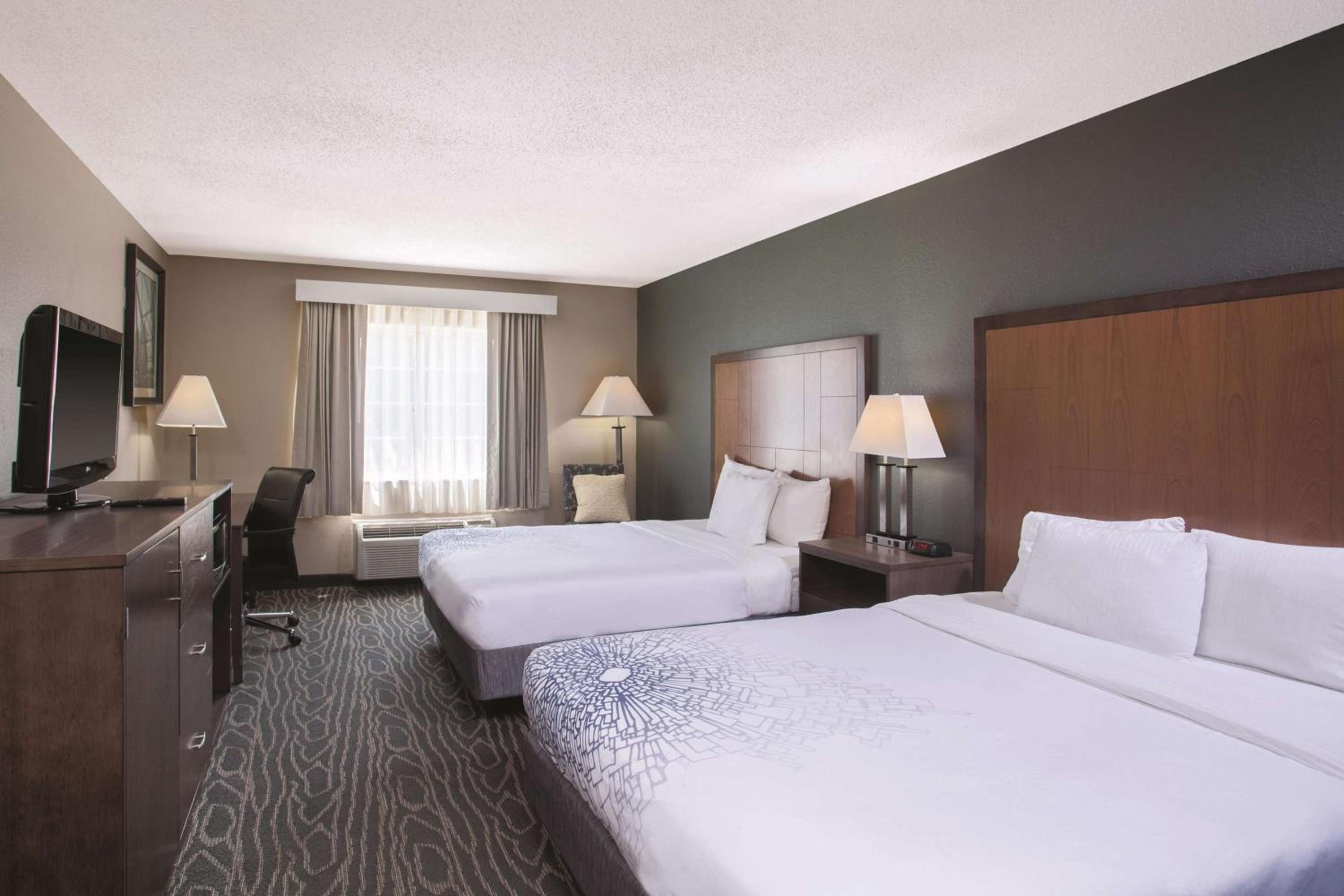 Queen Room with Two Queen Beds - Non-Smoking - Photo 2