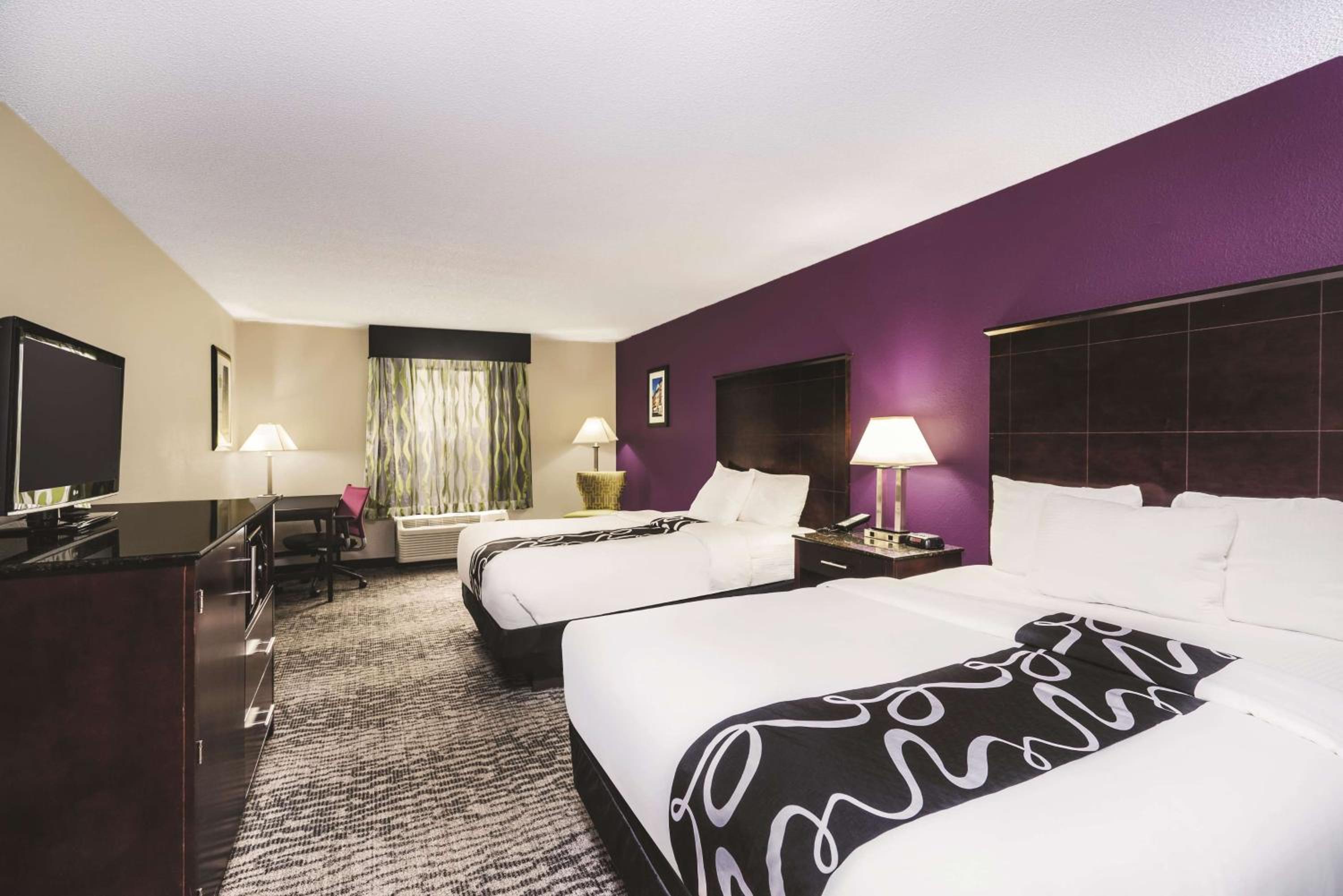 Queen Room with Two Queen Beds - Non-Smoking - Photo 1