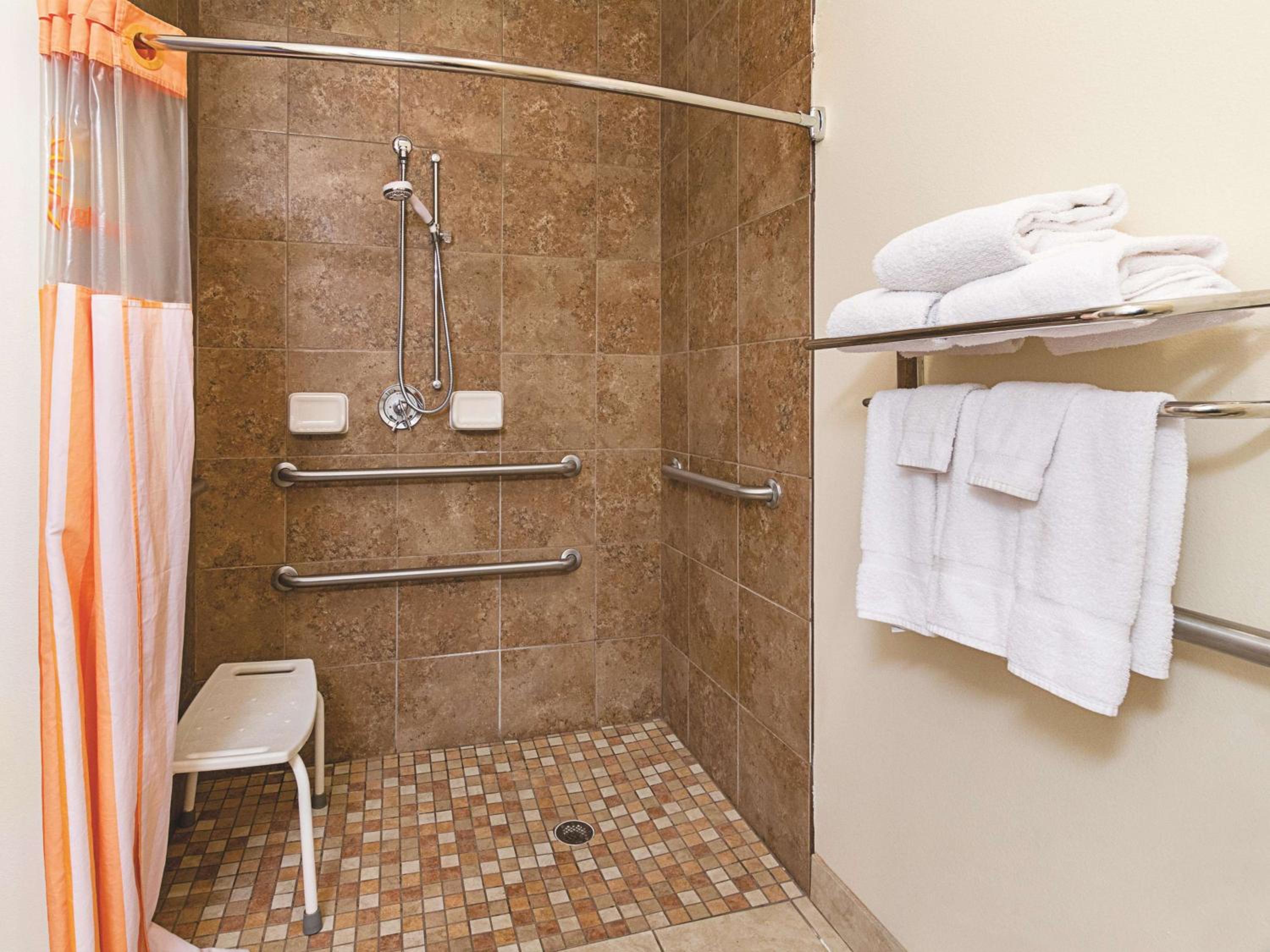 Deluxe King Room with Bath Tub - Mobility/Hearing Accessible - Non-Smoking - Photo 3