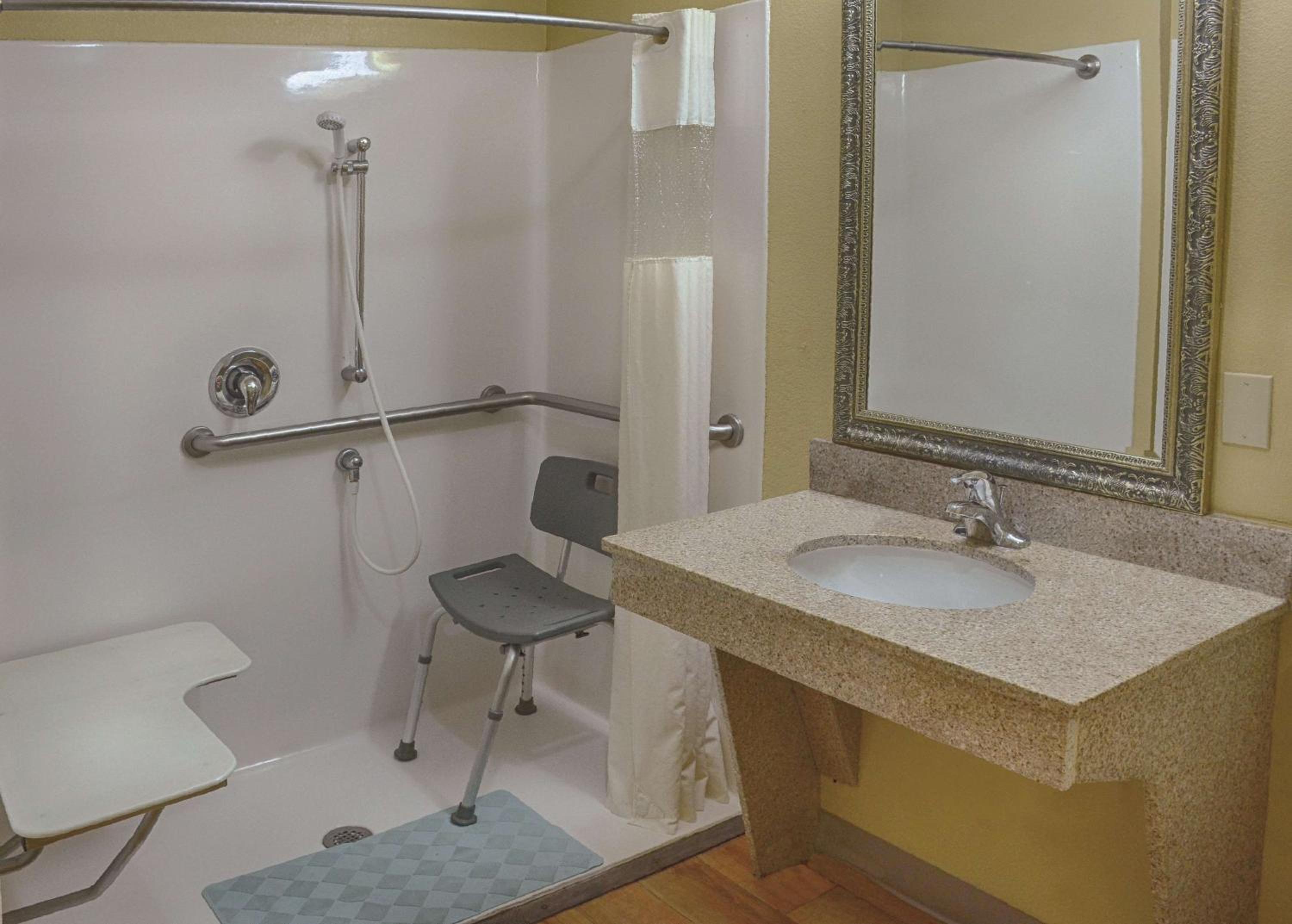 King Room with Bath Tub - Mobility/Hearing Accessible - Non-Smoking - Photo 2
