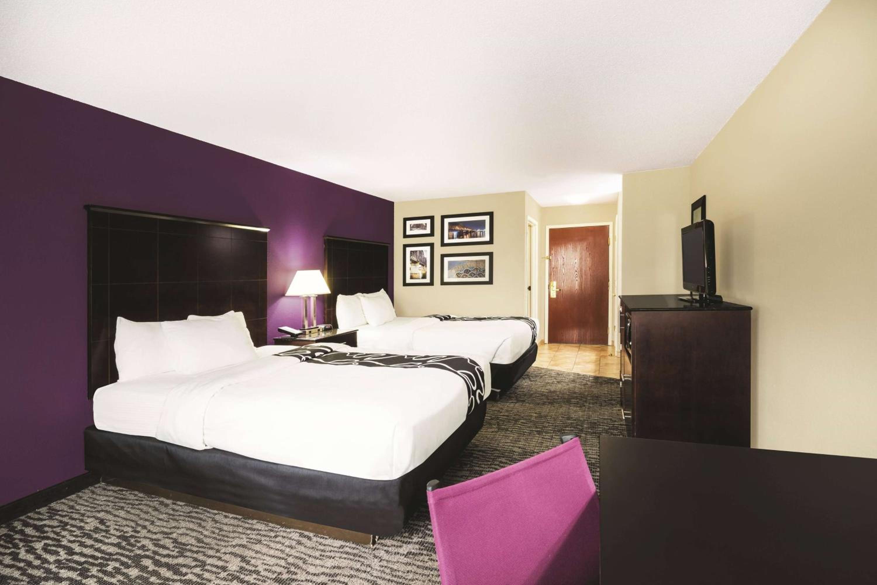 Queen Room with Two Queen Beds - Non-Smoking - Photo 4