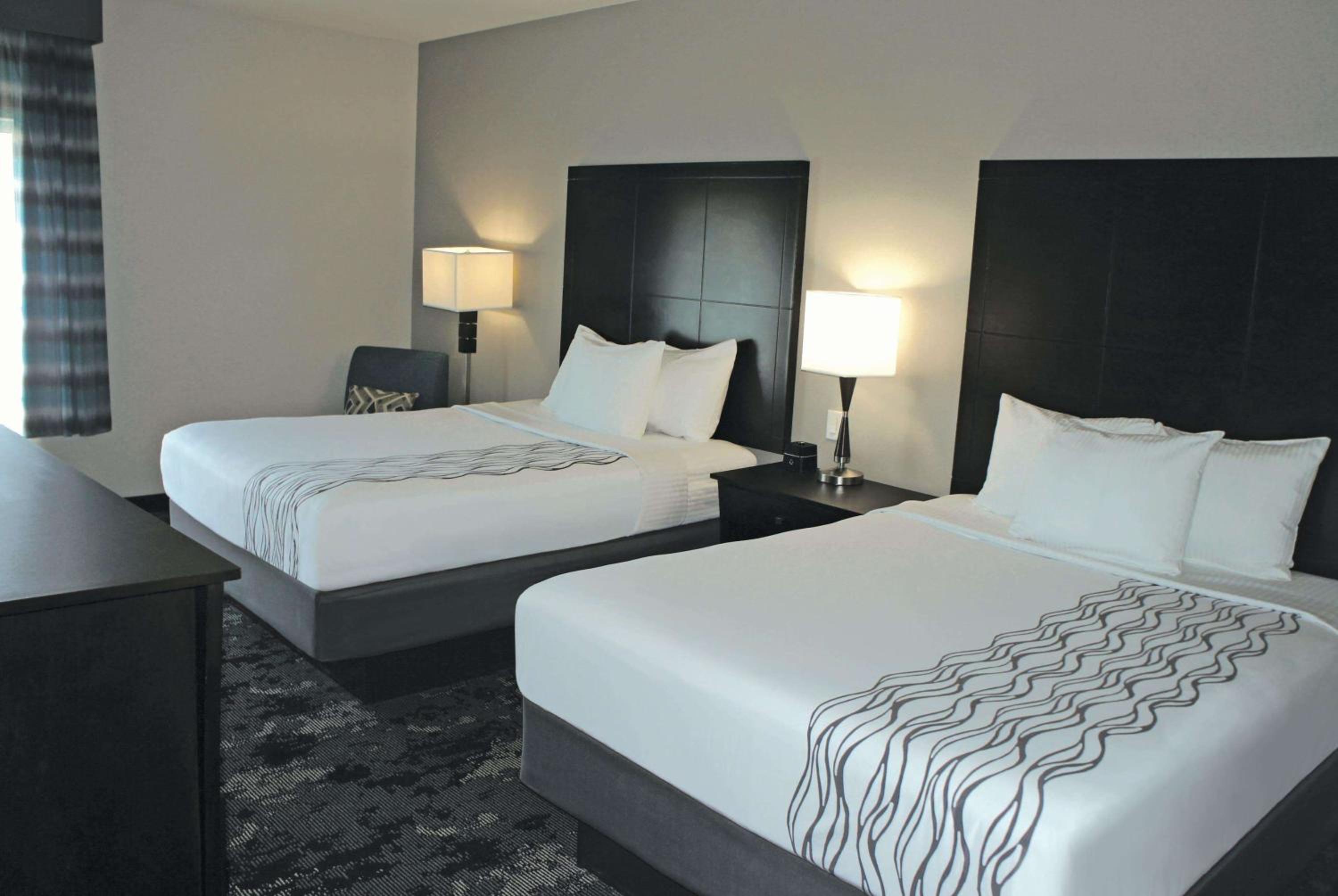 Queen Room - Mobility/Hearing Accessible/ Non-Smoking - Photo 2