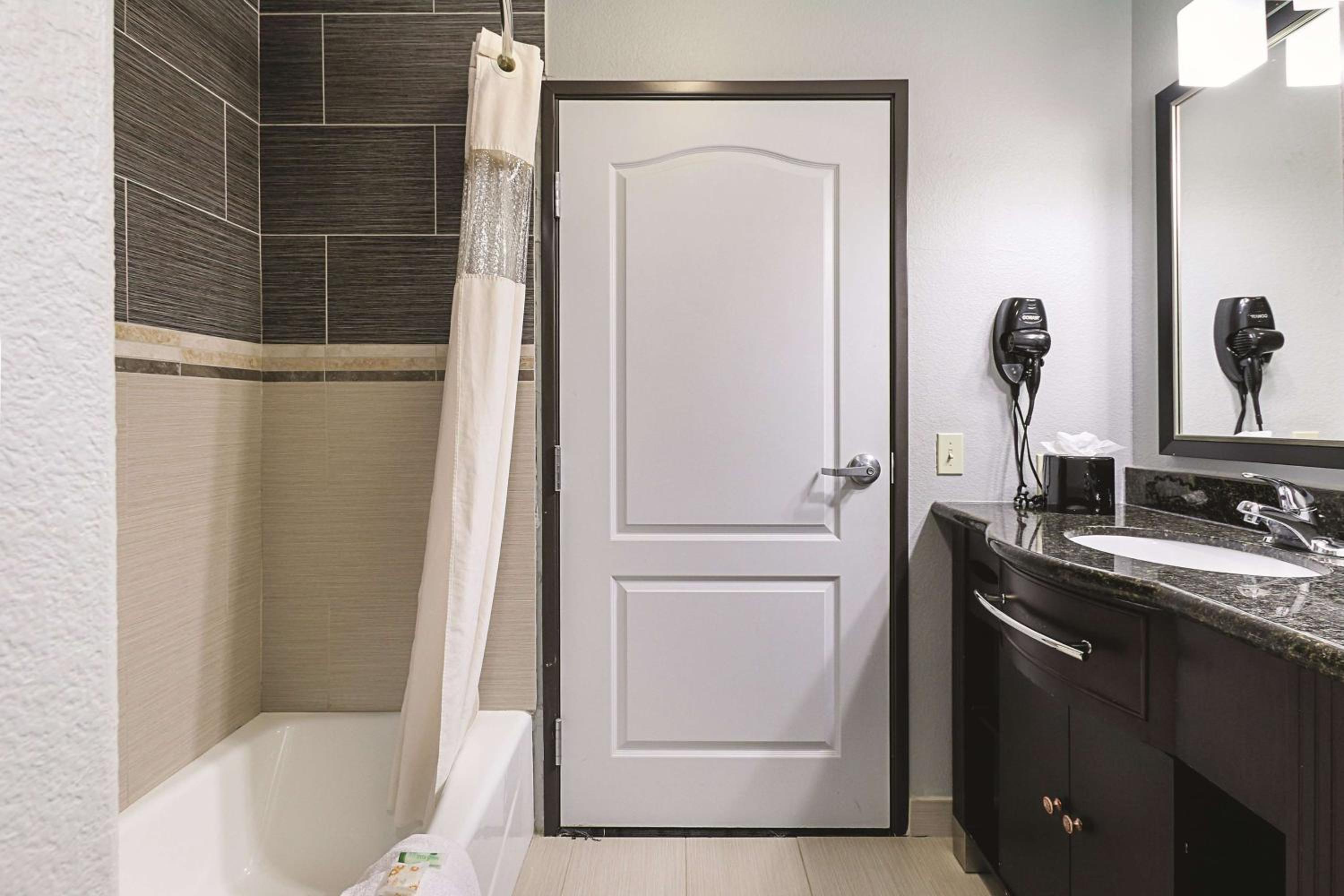 Deluxe Double Room with Two Double Beds - Photo 6