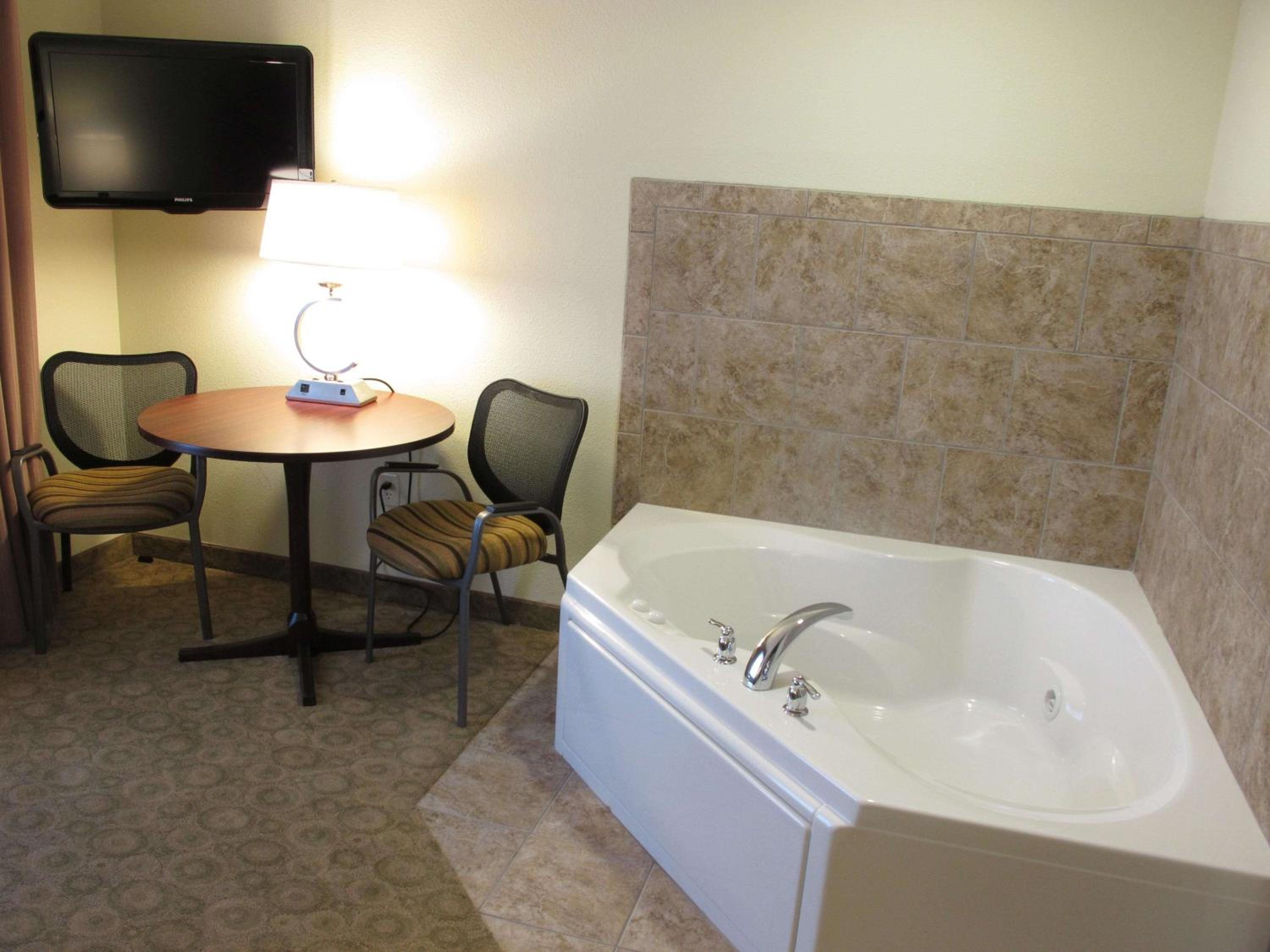 One Bedroom Deluxe King Executive Suite - Non-Smoking - Photo 2