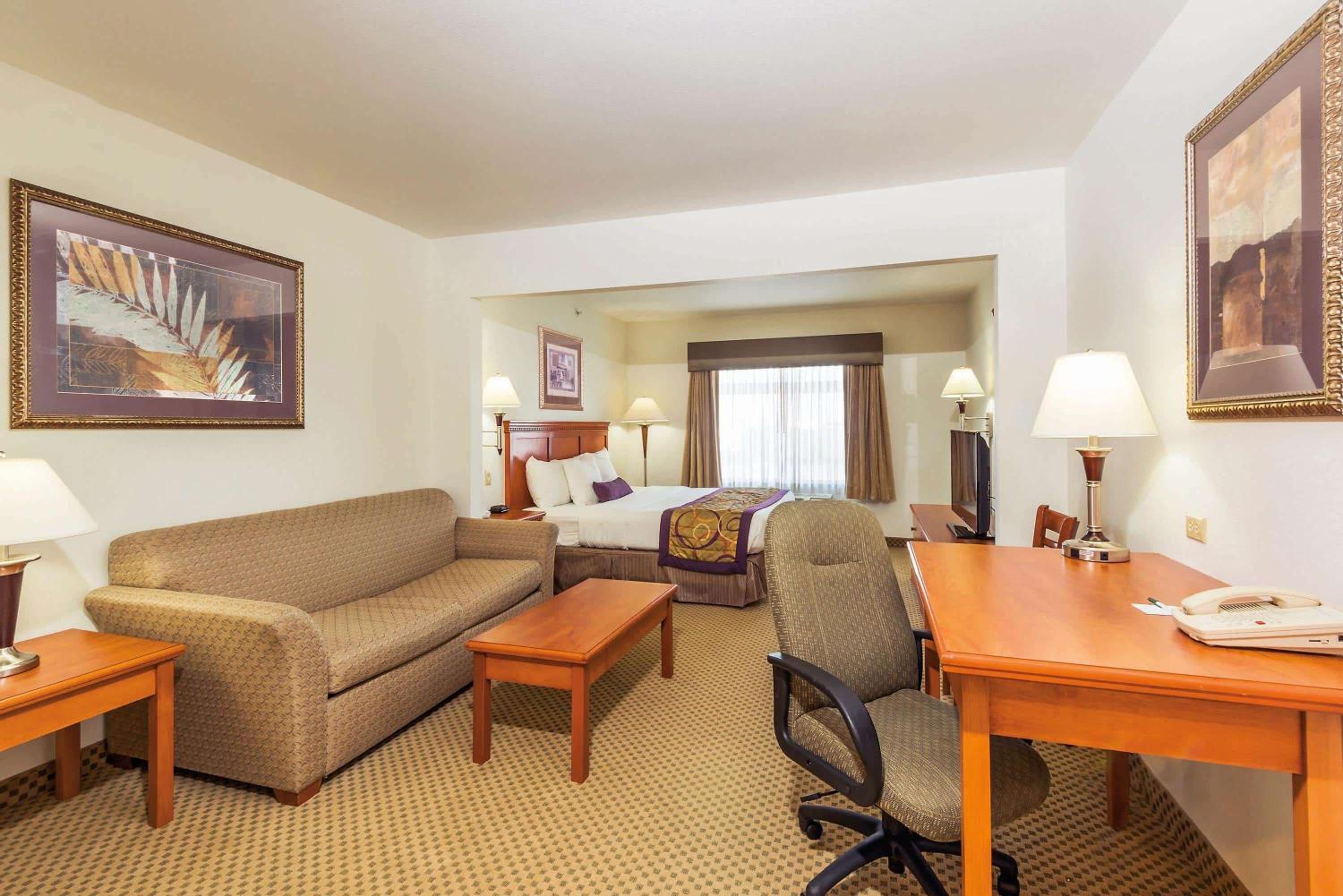 Deluxe King Room - Non-Smoking - Photo 4