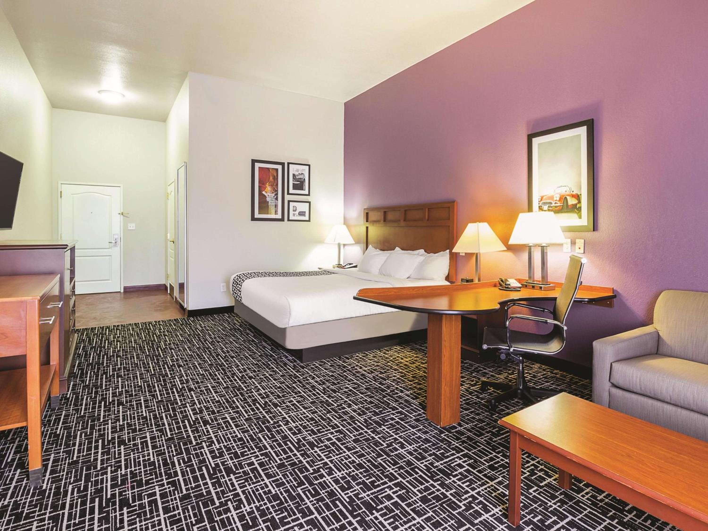 Deluxe King Room with Mobility/Hearing Impaired Access - Non-Smoking - Photo 1