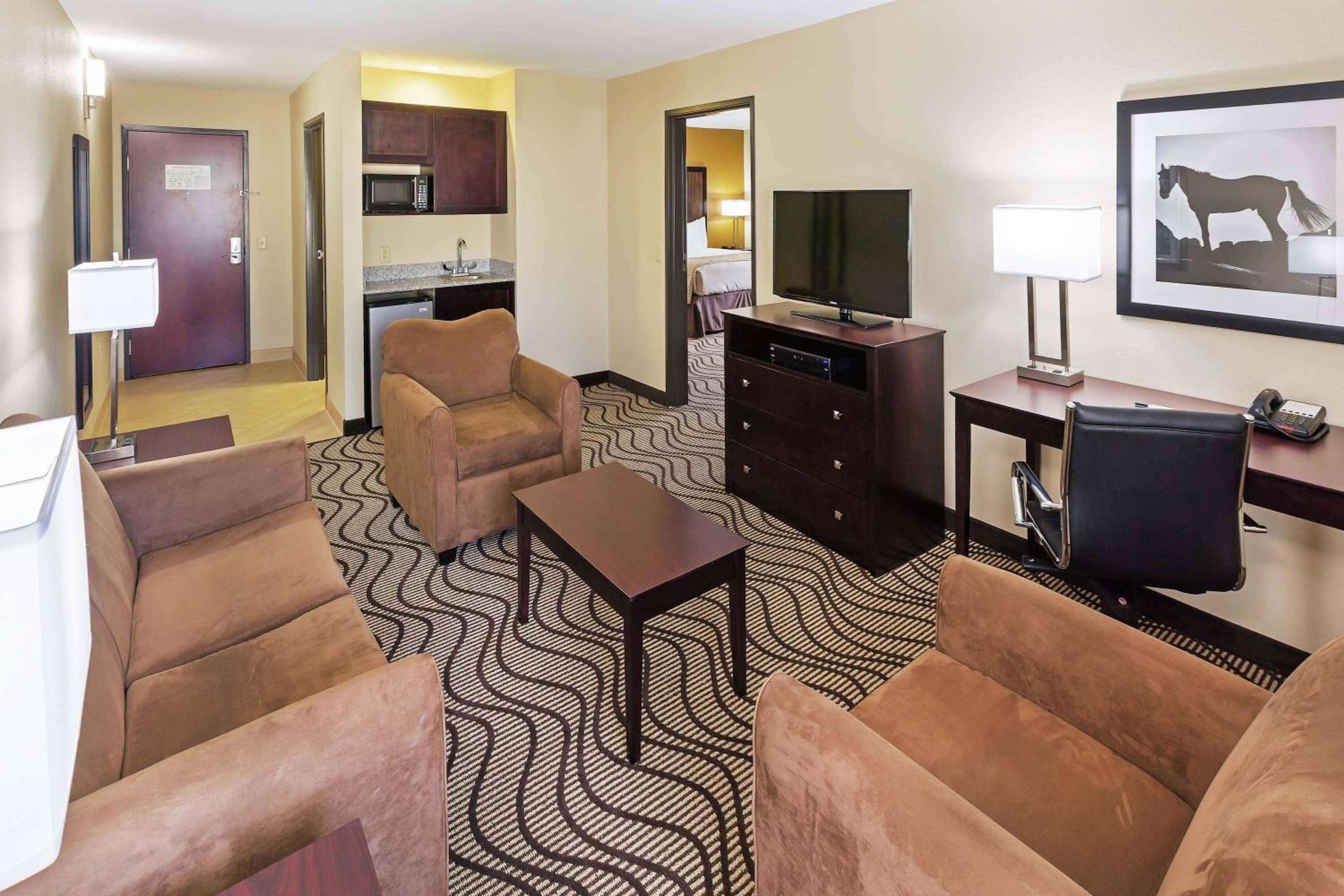 King Suite - Non-Smoking photo 1
