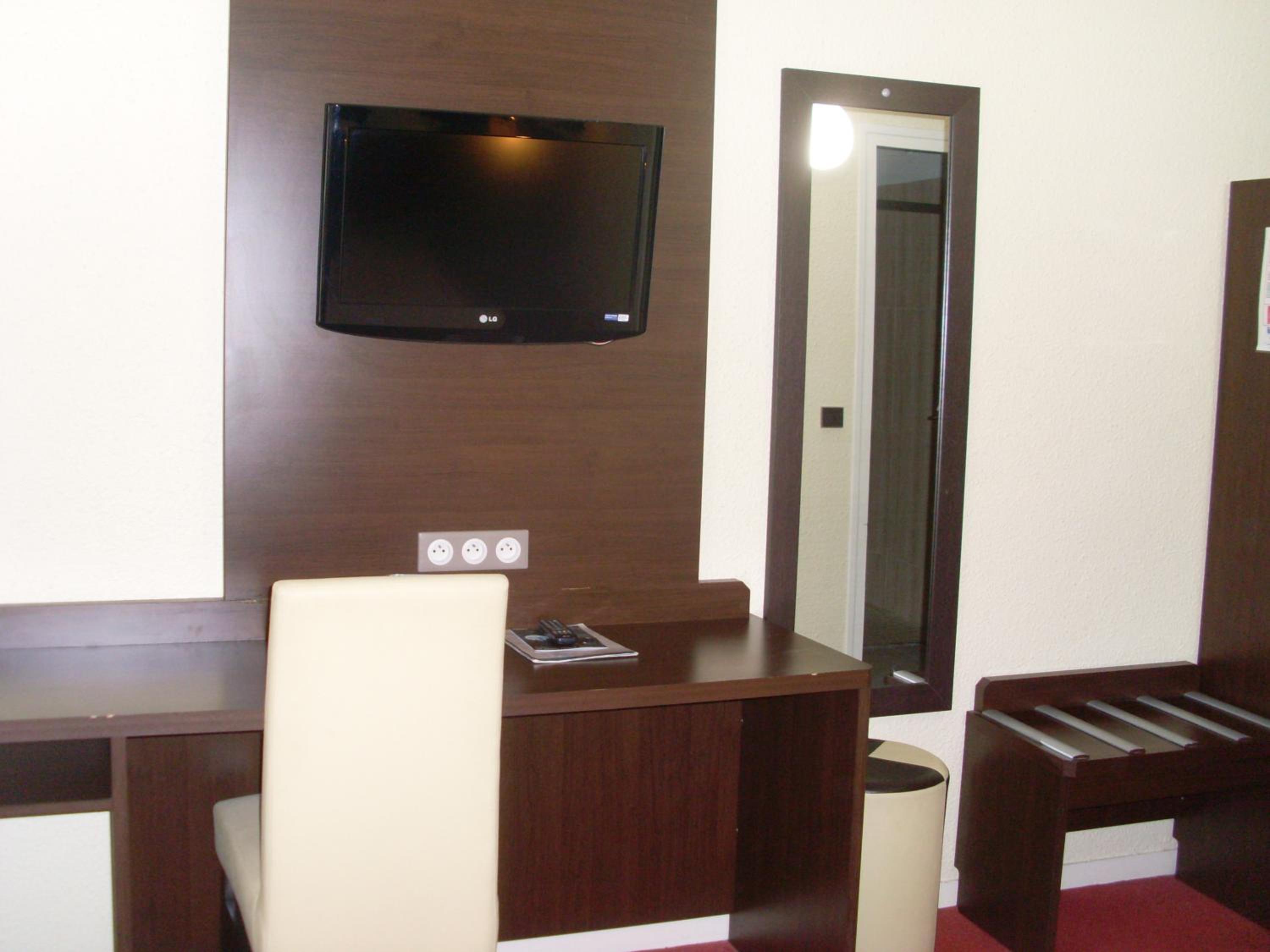 Standard Double Room - Photo 9