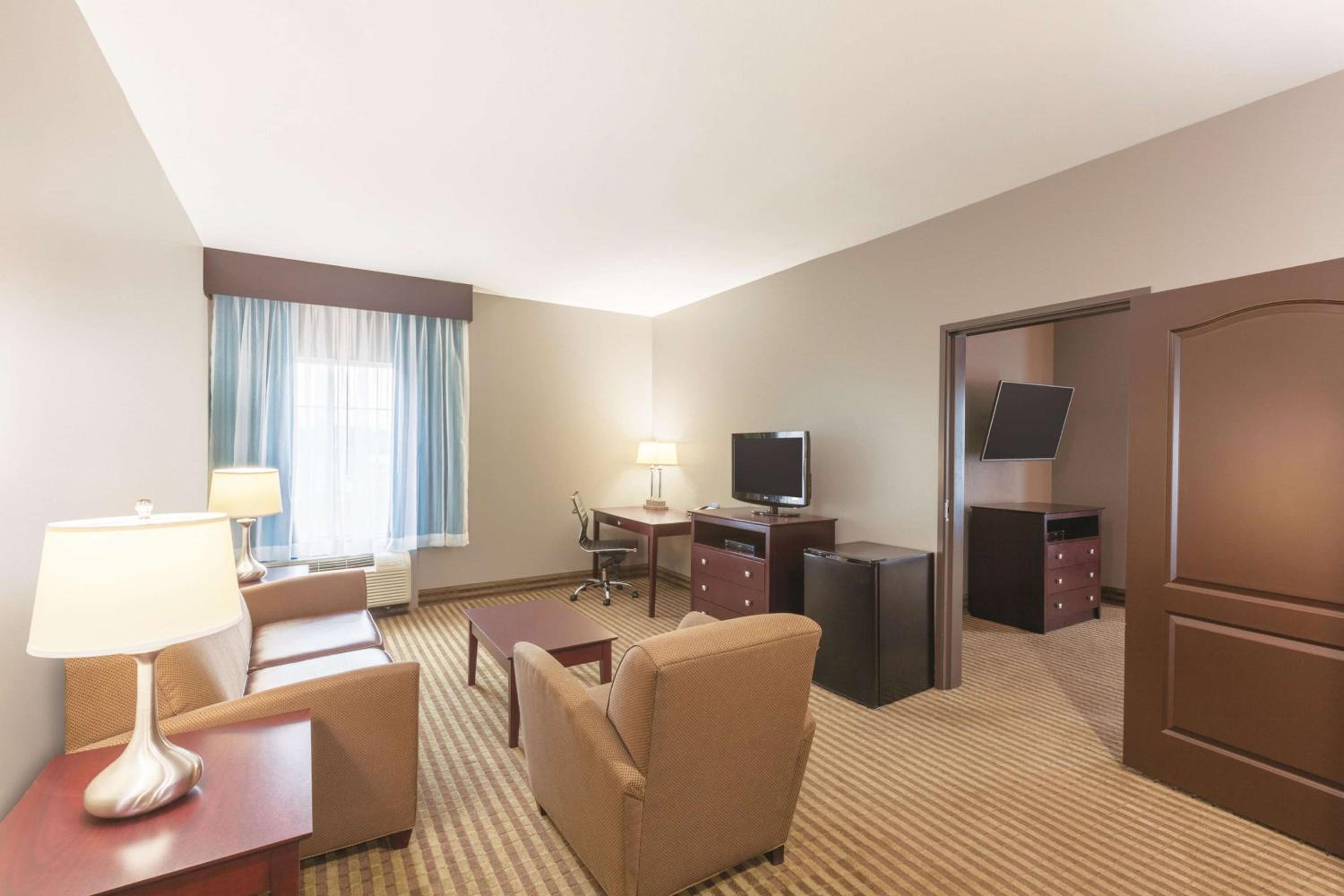 Deluxe King Suite - Photo 1