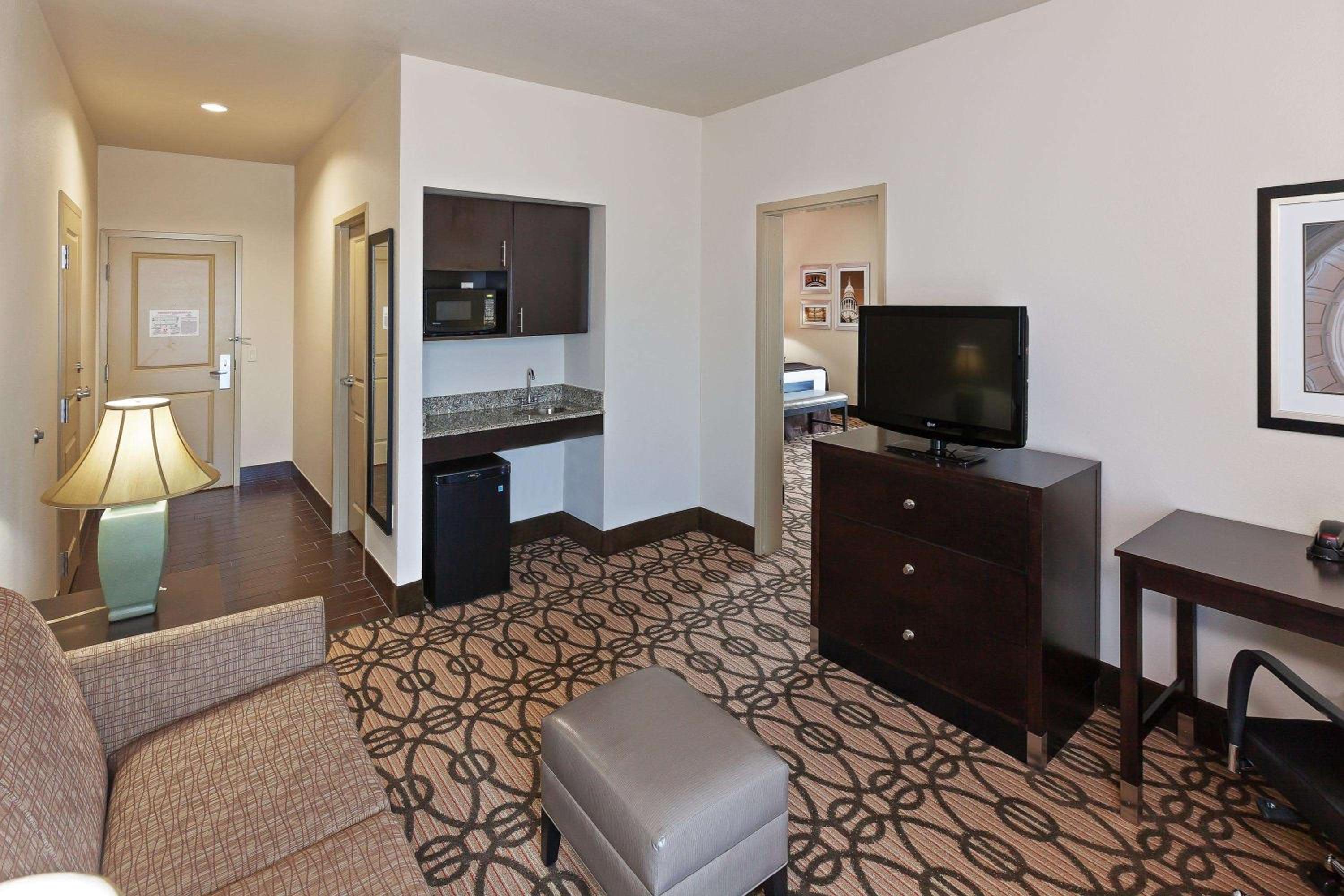 Deluxe Executive Suite with View - Non-Smoking - Photo 1