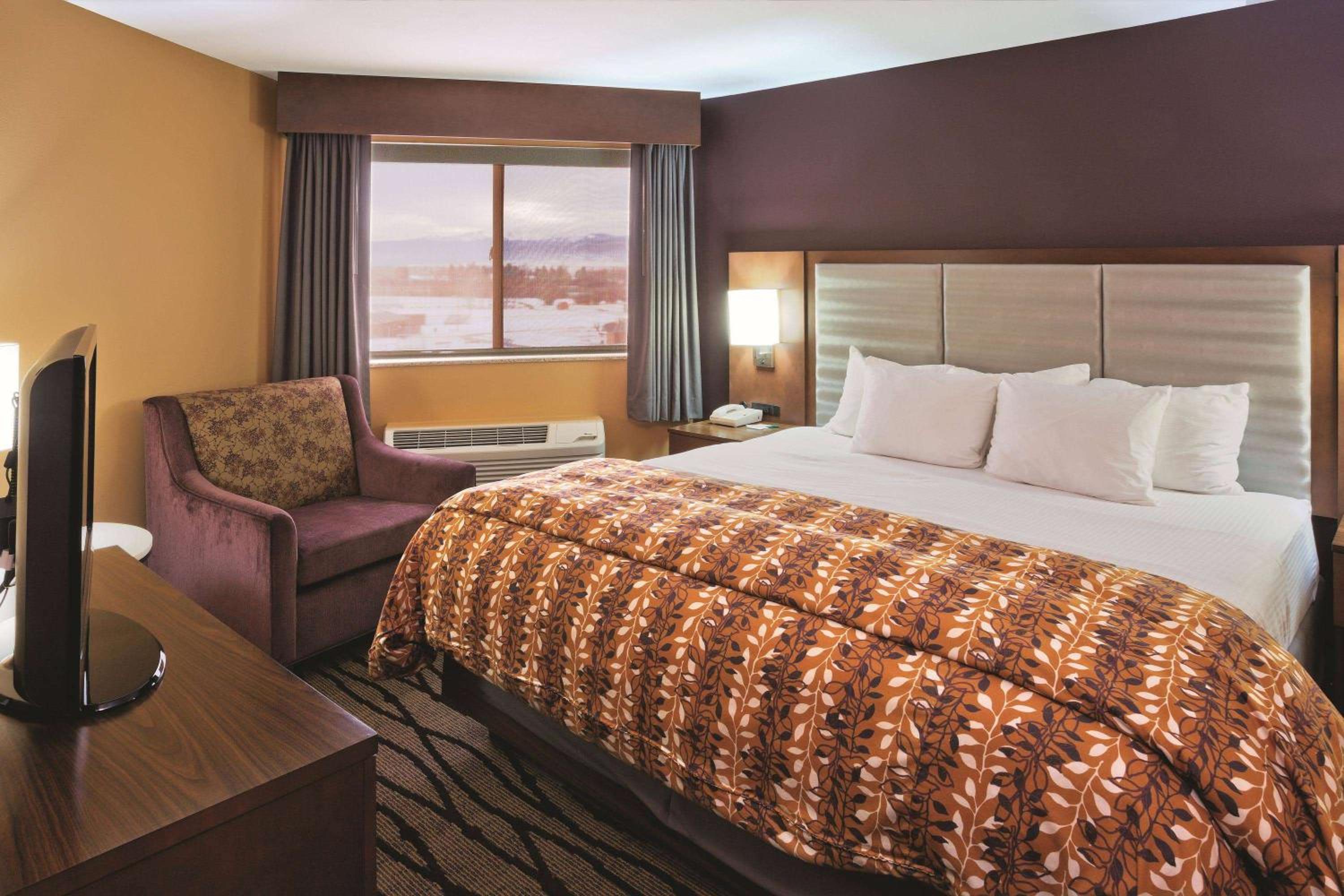 King Suite with Mountain View - Non-Smoking - Photo 1
