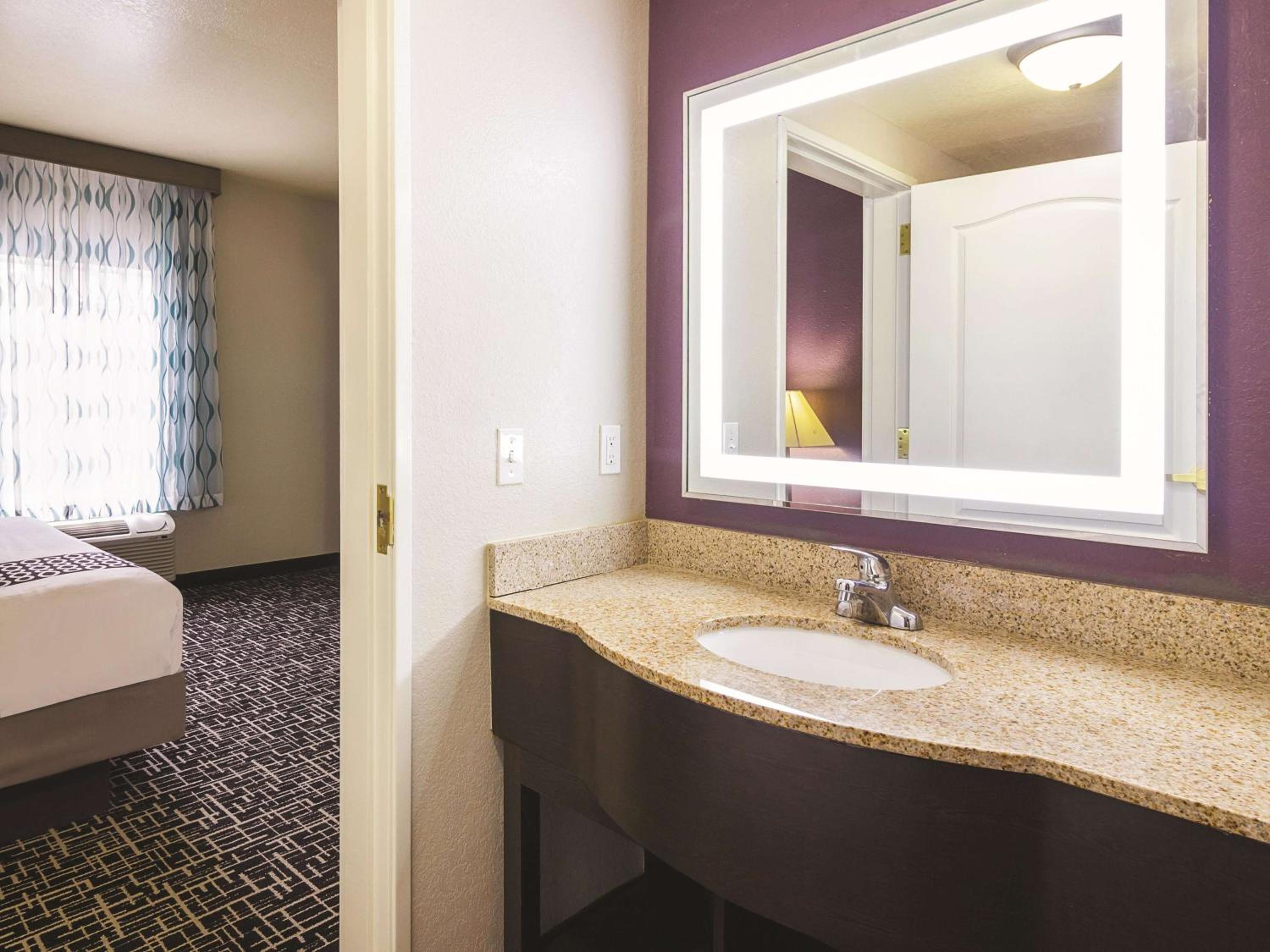 Queen Room with Two Queen Beds - Non-Smoking - Photo 3