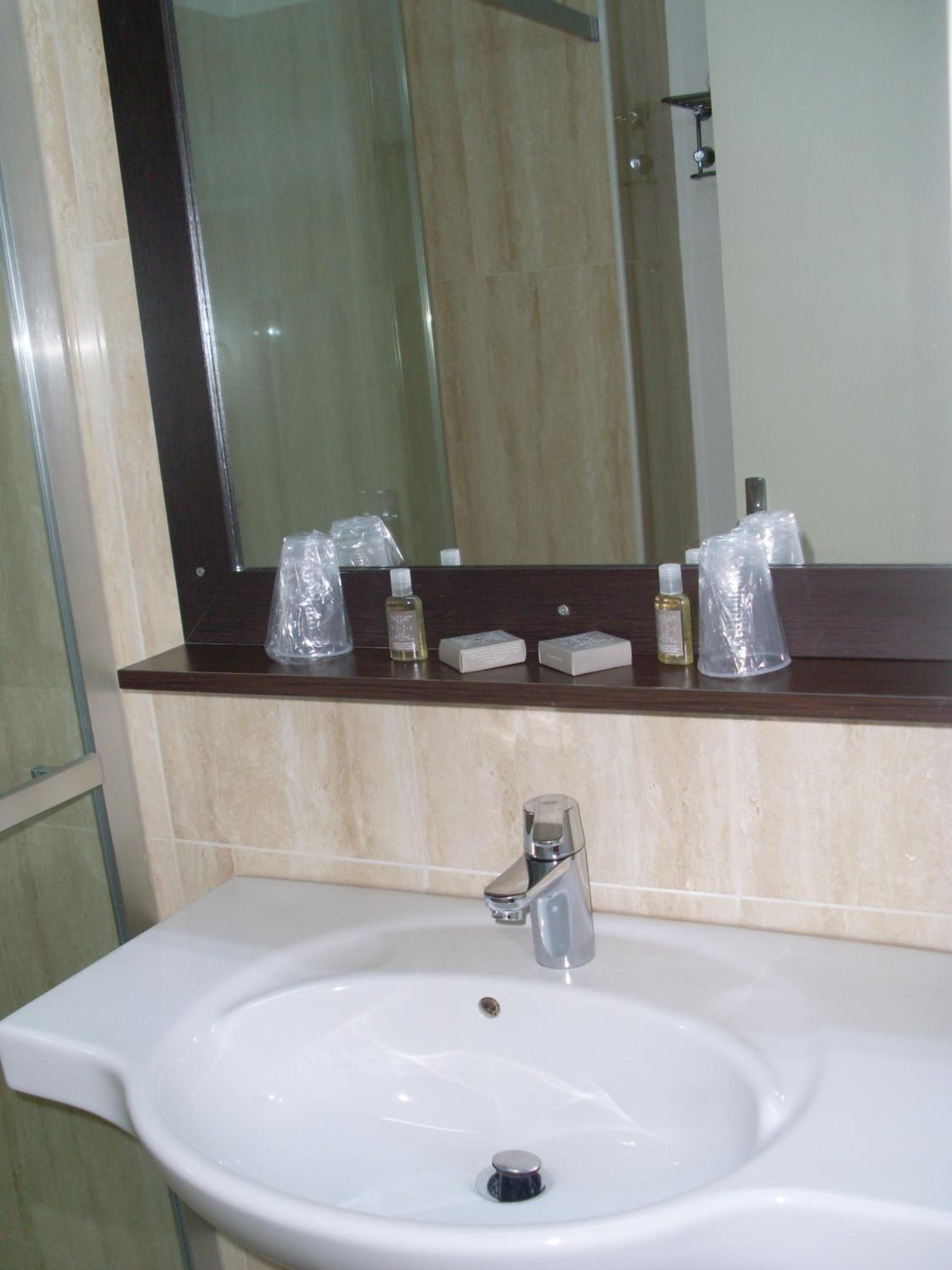 Standard Double Room - Photo 11