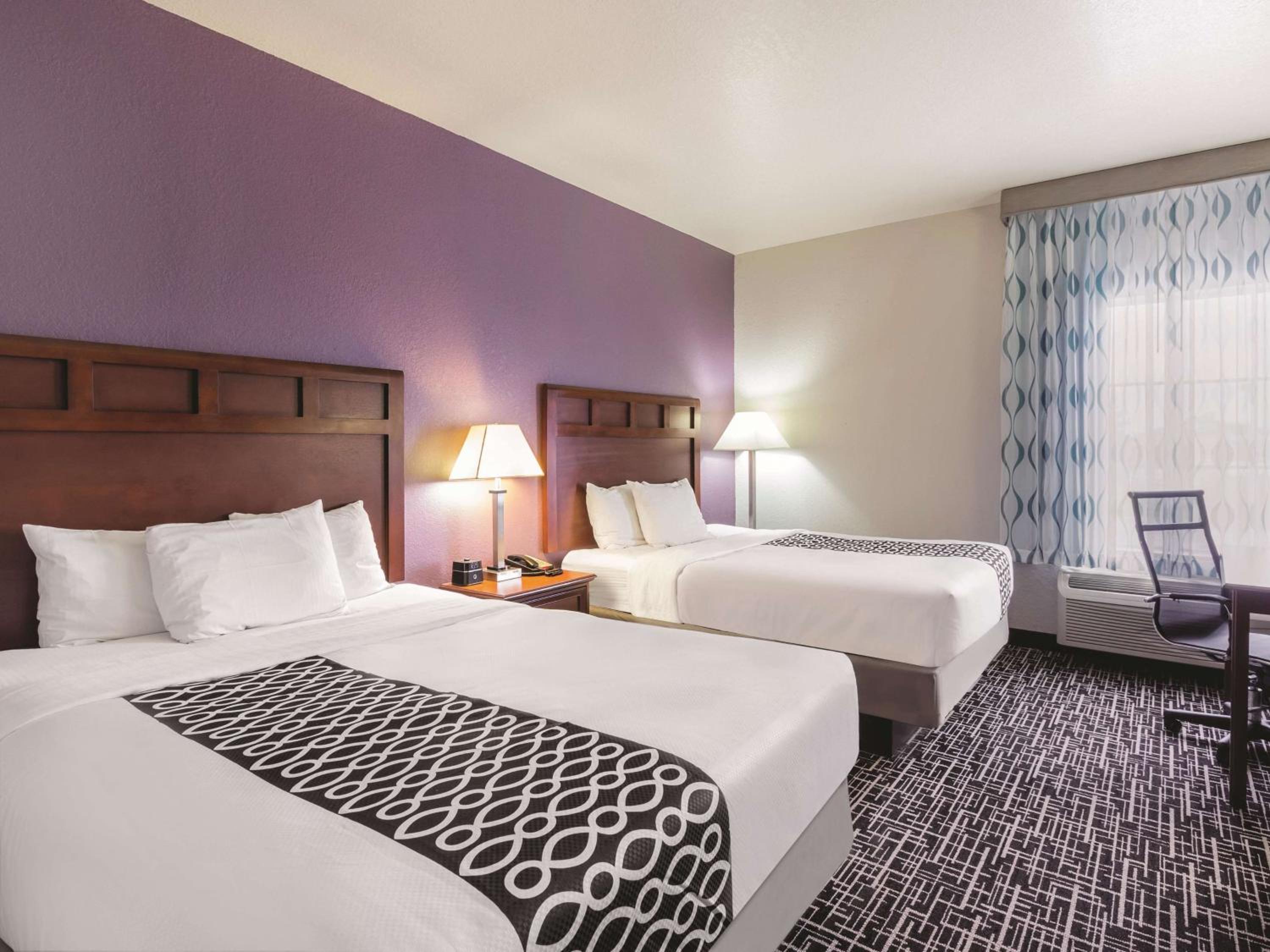 Queen Room with Two Queen Beds - Non-Smoking - Photo 5