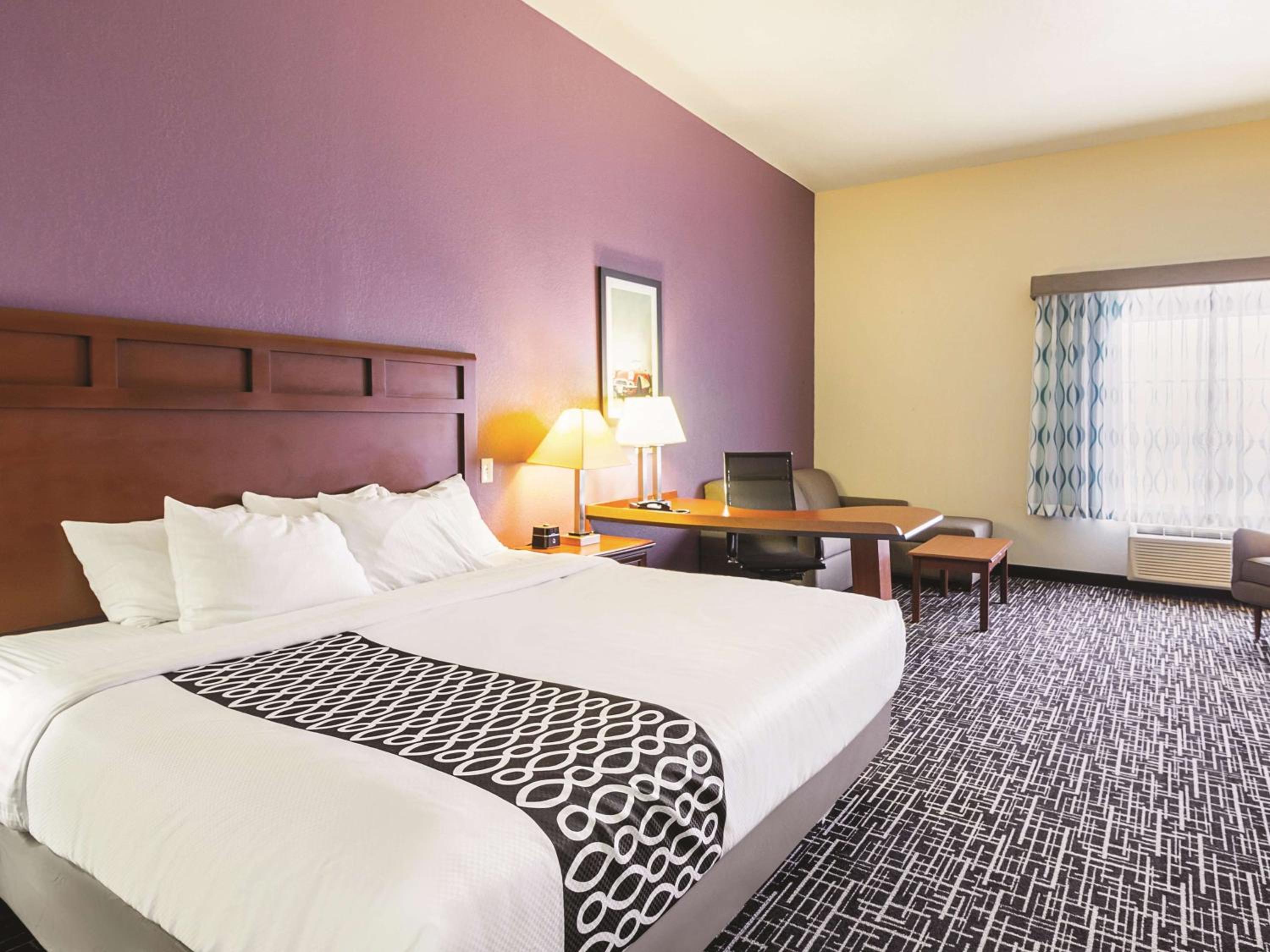 Deluxe King Room with Mobility/Hearing Impaired Access - Non-Smoking - Photo 2