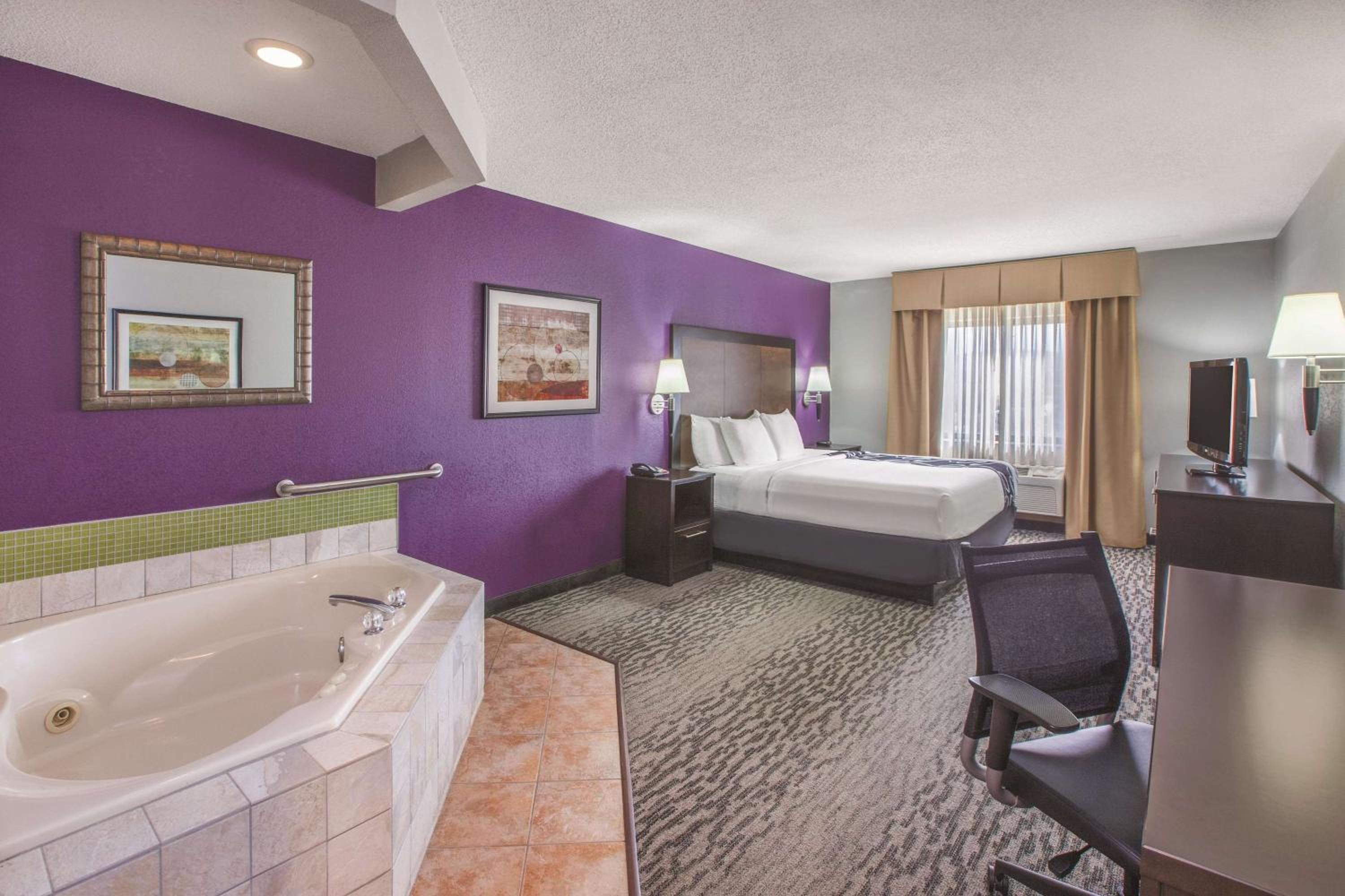 Deluxe King Suite - Non-Smoking - Photo 1