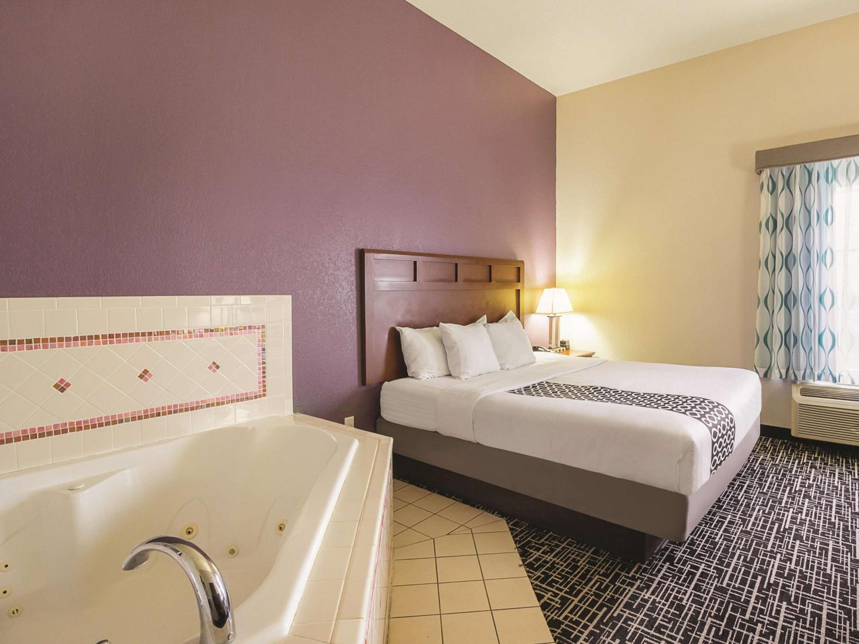 Deluxe King Room - Non-Smoking - Photo 3