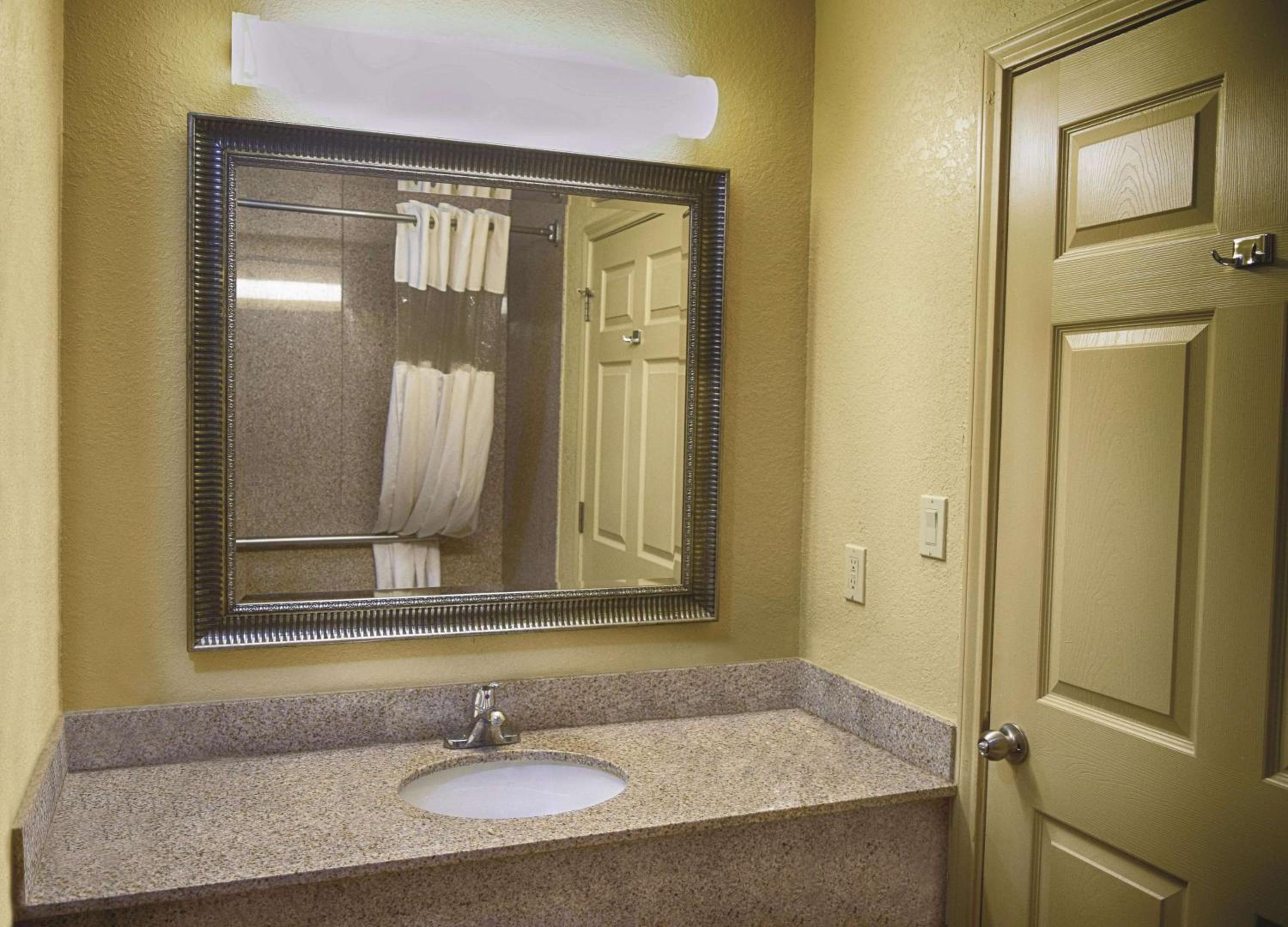 King Room - Non-Smoking - Photo 2