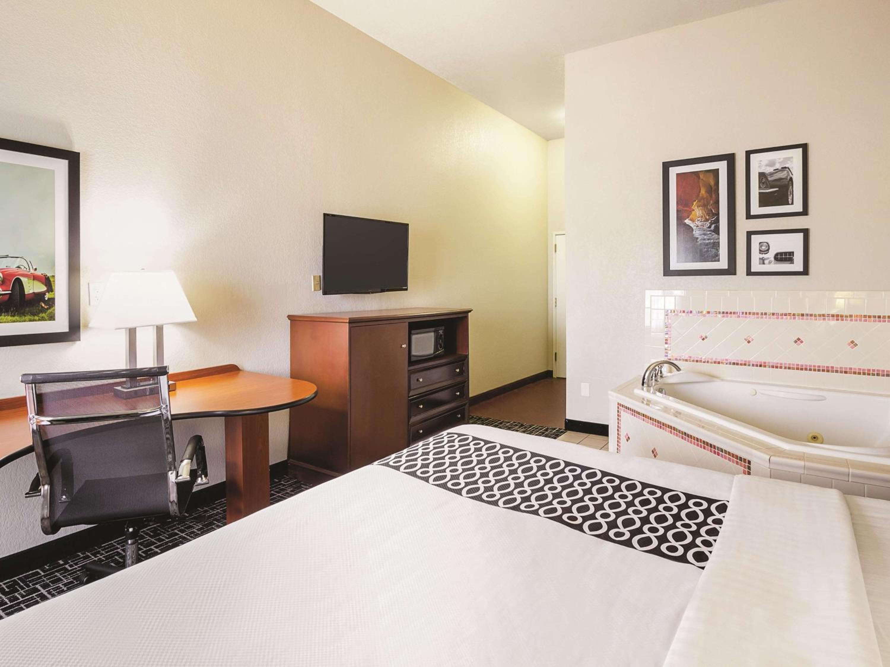 Deluxe King Room - Non-Smoking - Photo 1