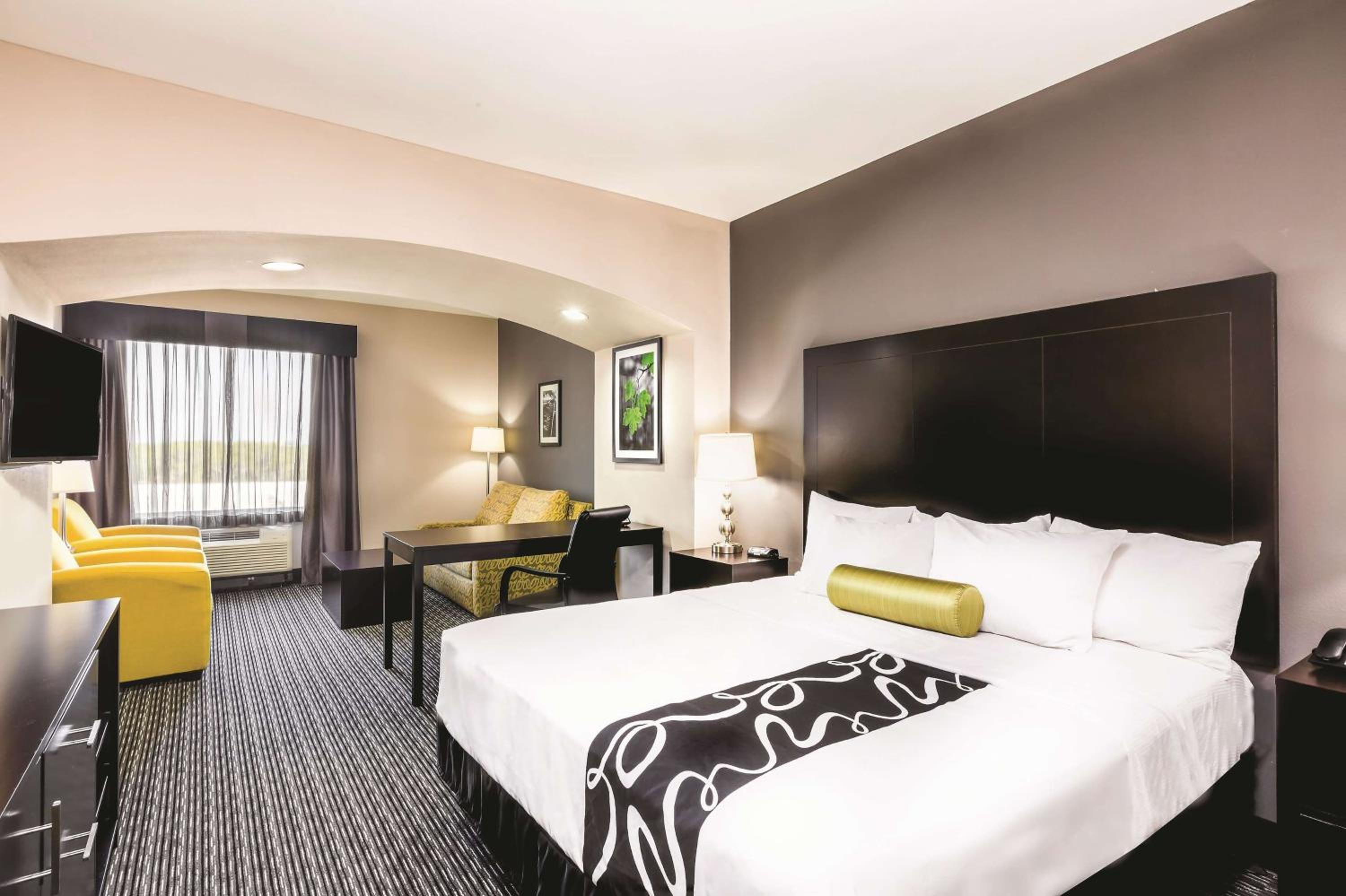 1 King Bed, Deluxe Mobility/Hearing Accessible Room, Tub w/Grab Bars, No Smoking photo 1