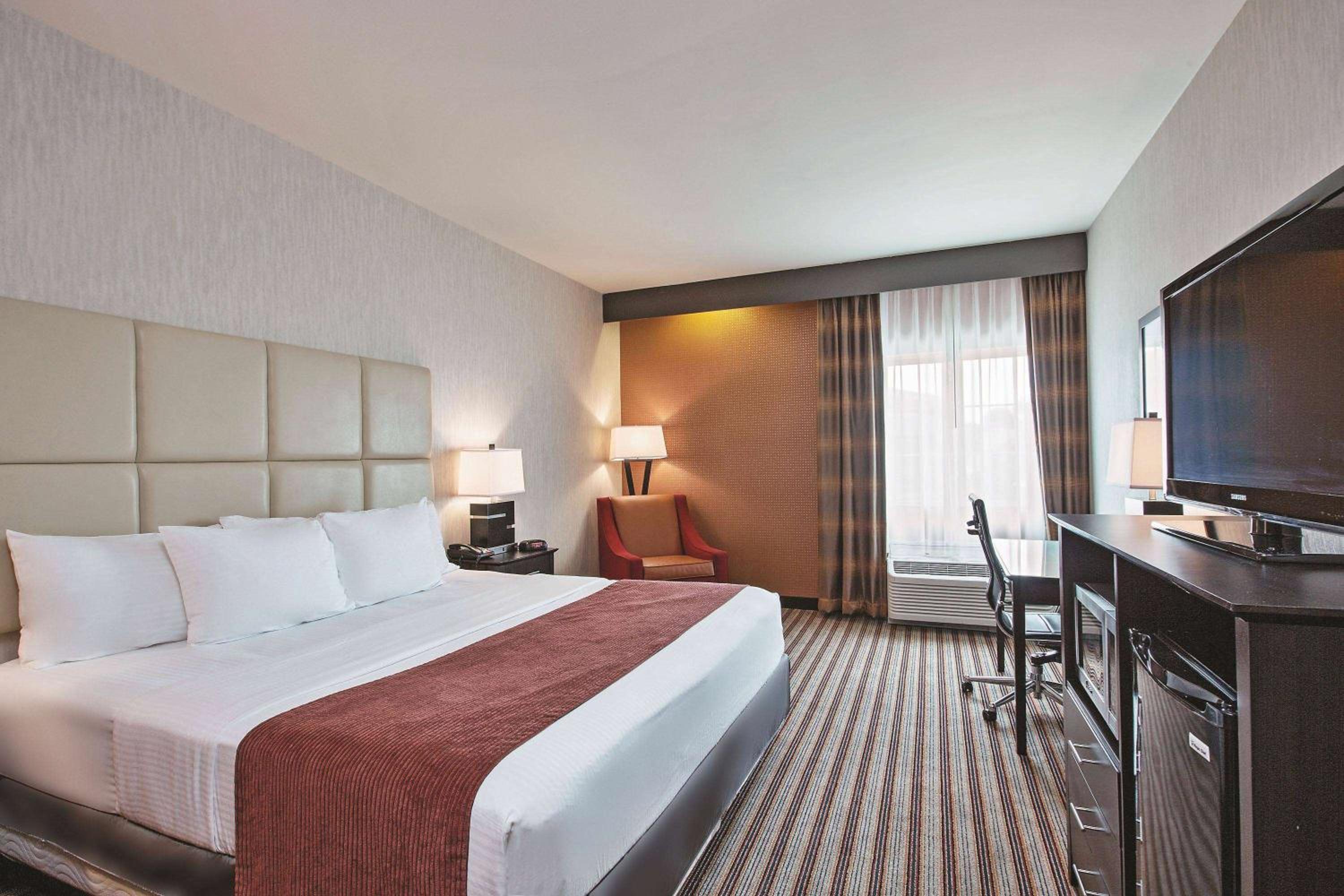 King Room - Non-Smoking - Photo 6