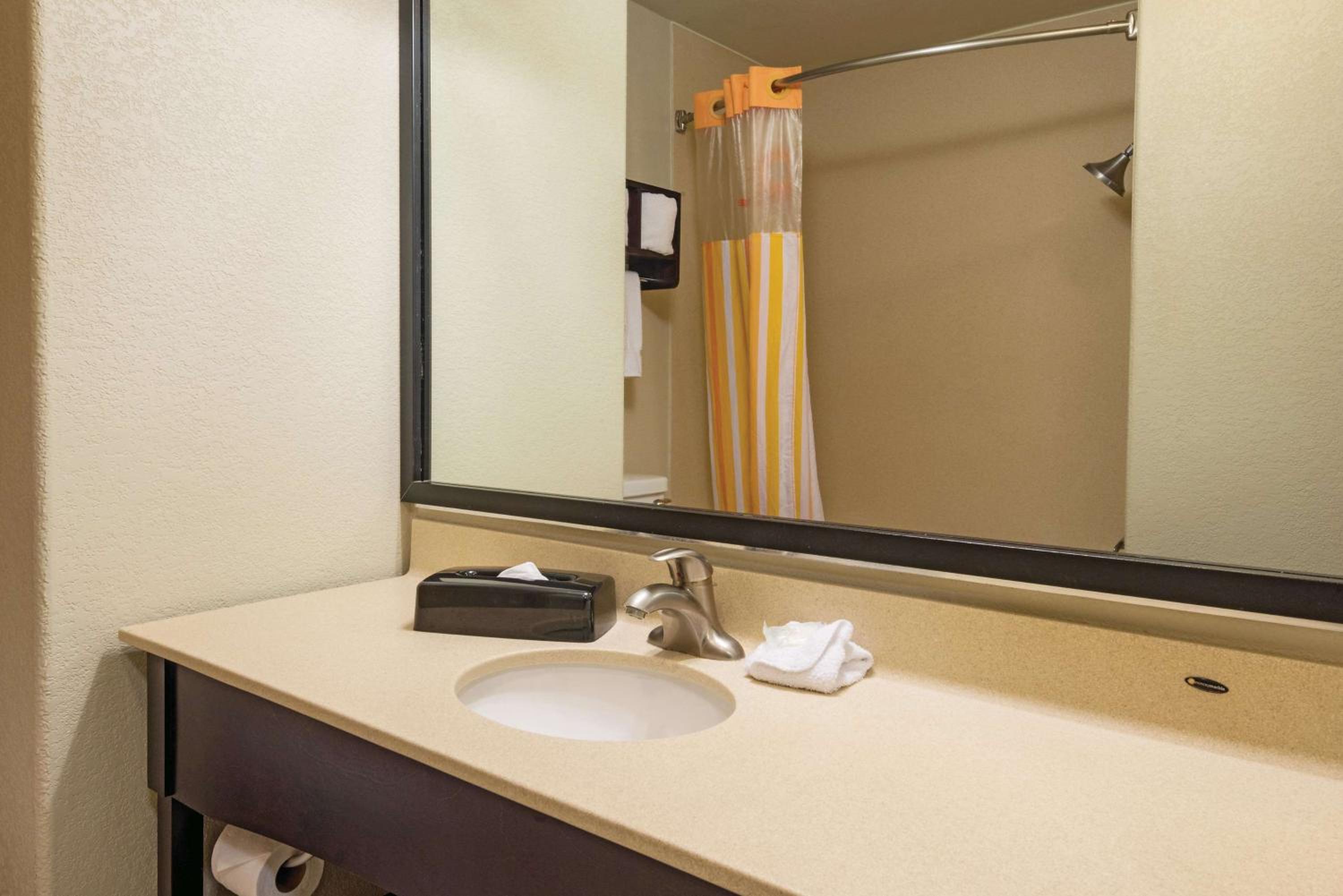 Deluxe King Suite - Non-Smoking - Photo 2