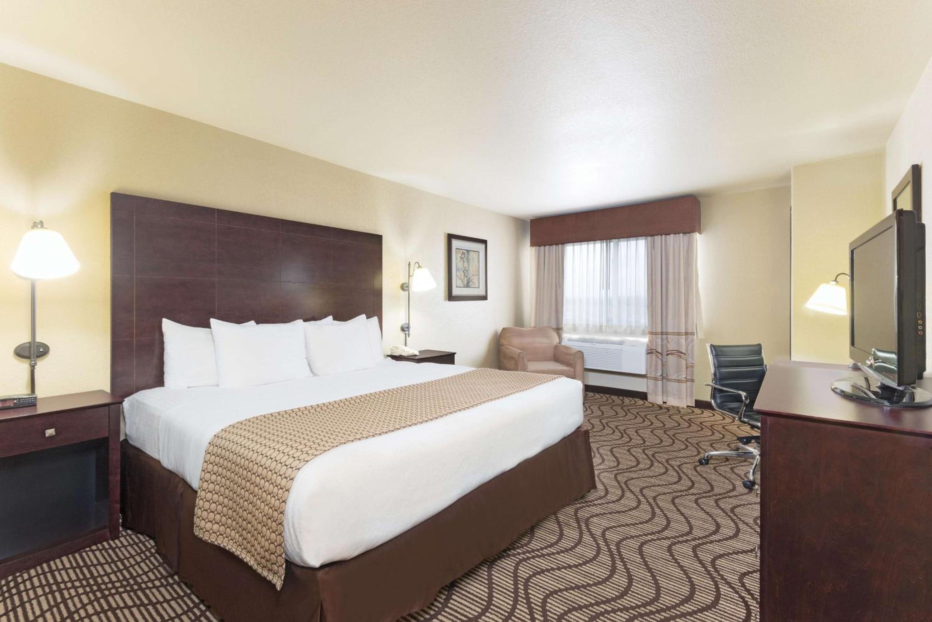 King Room - Non-Smoking - Photo 4